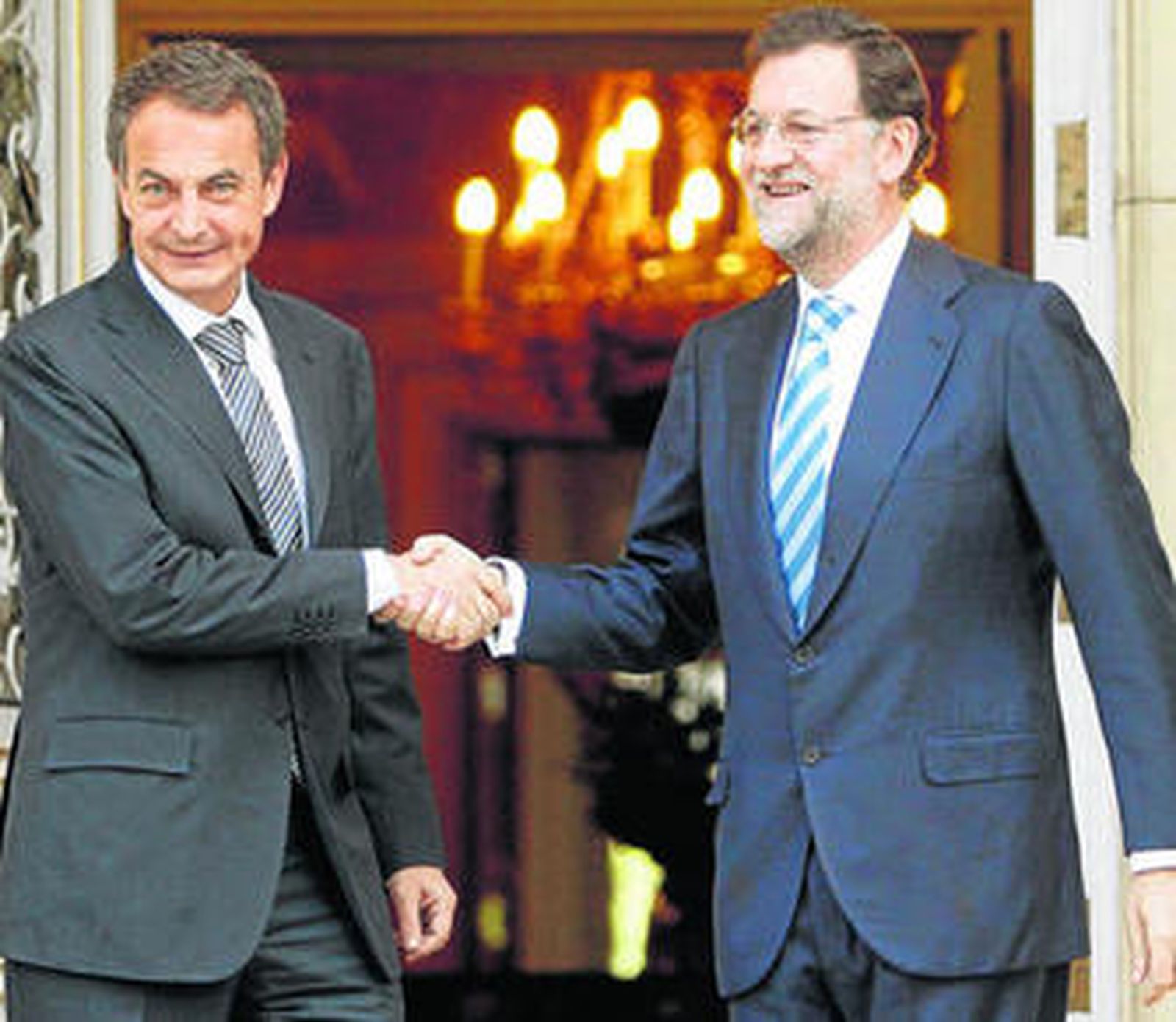 José Luis Rodríguez Zapatero saluda a Mariano Rajoy antes de su encuentro en La Moncloa.