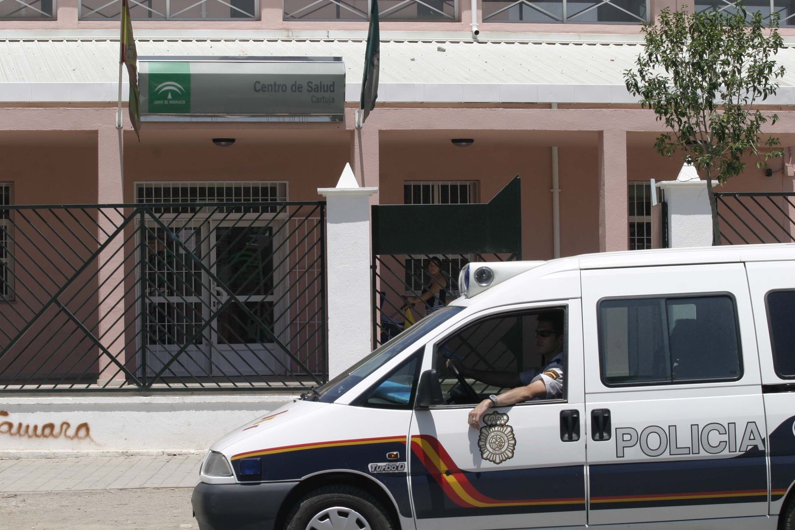 Un patrullero policial en las inmediaciones de un centro de salud.