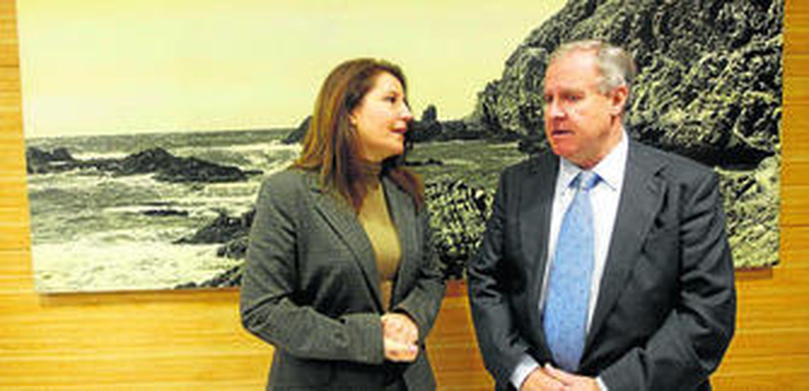 La delegada del Gobierno en Andalucía, Carmen Crespo, dialoga con el presidente del Consejo Andaluz de Colegios de Médicos, Francisco Martínez-Amo.