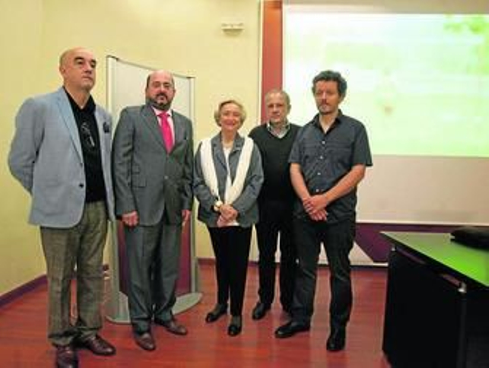 Algunos miembros del jurado, ayer, junto a Manuel Torres.