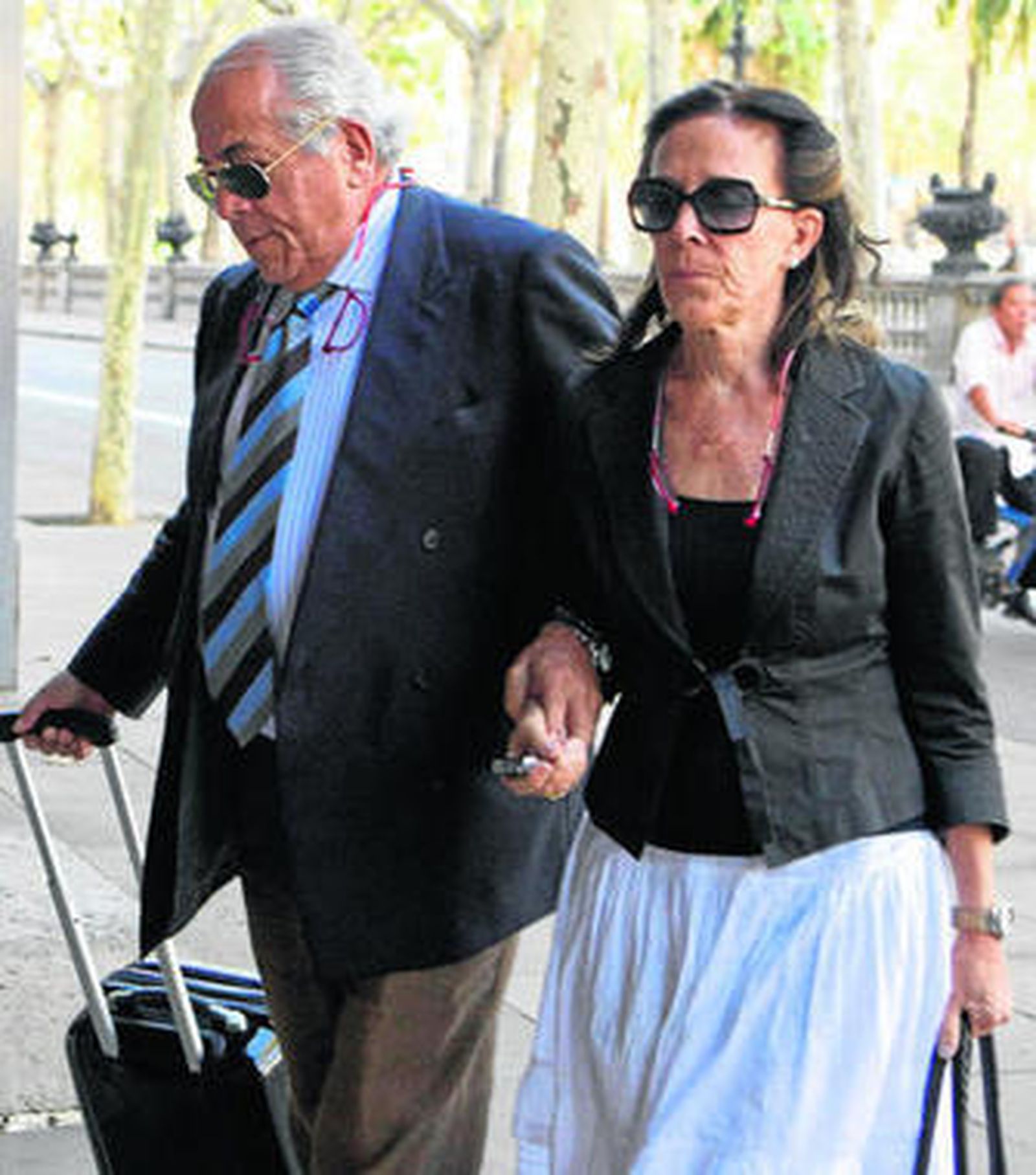 El doctor Carlos Morín y su esposa, María Luisa D. S., al llegar ayer a la Audiencia de Barcelona.