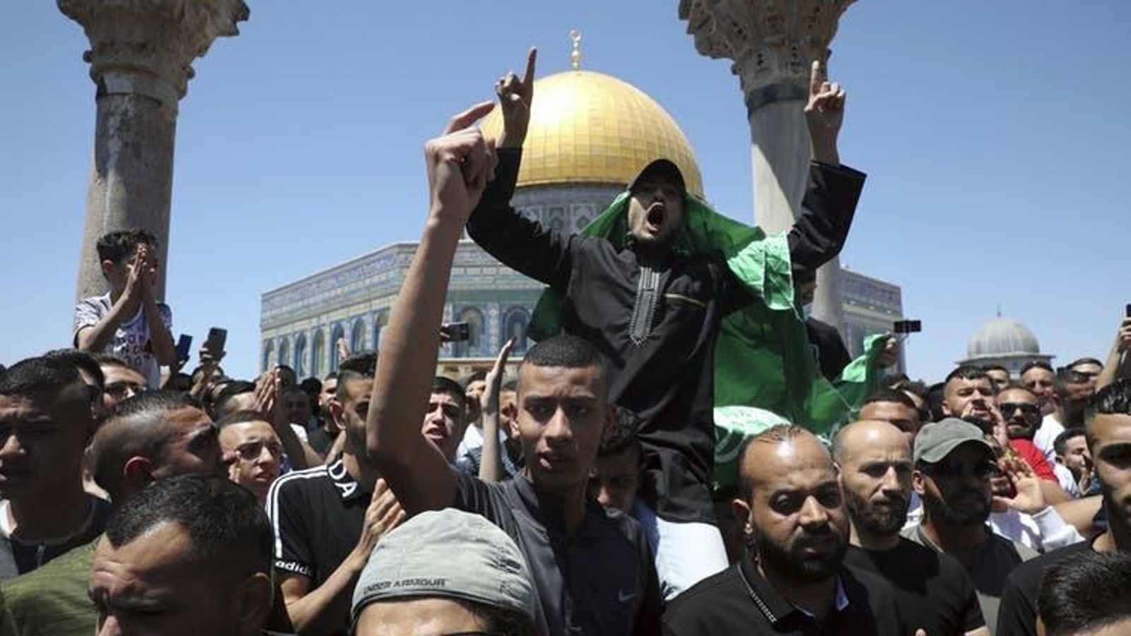 Una protesta contra los ataques aéreos israelíes frente al recinto de la mezquita de Al-Aqsa