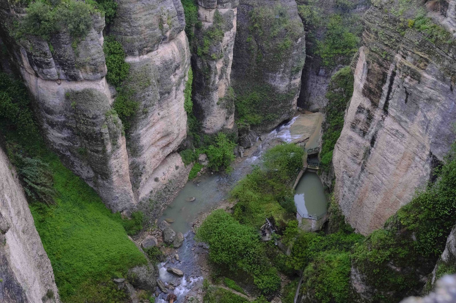 La lluvia y la niebla transforman Ronda, en fotos