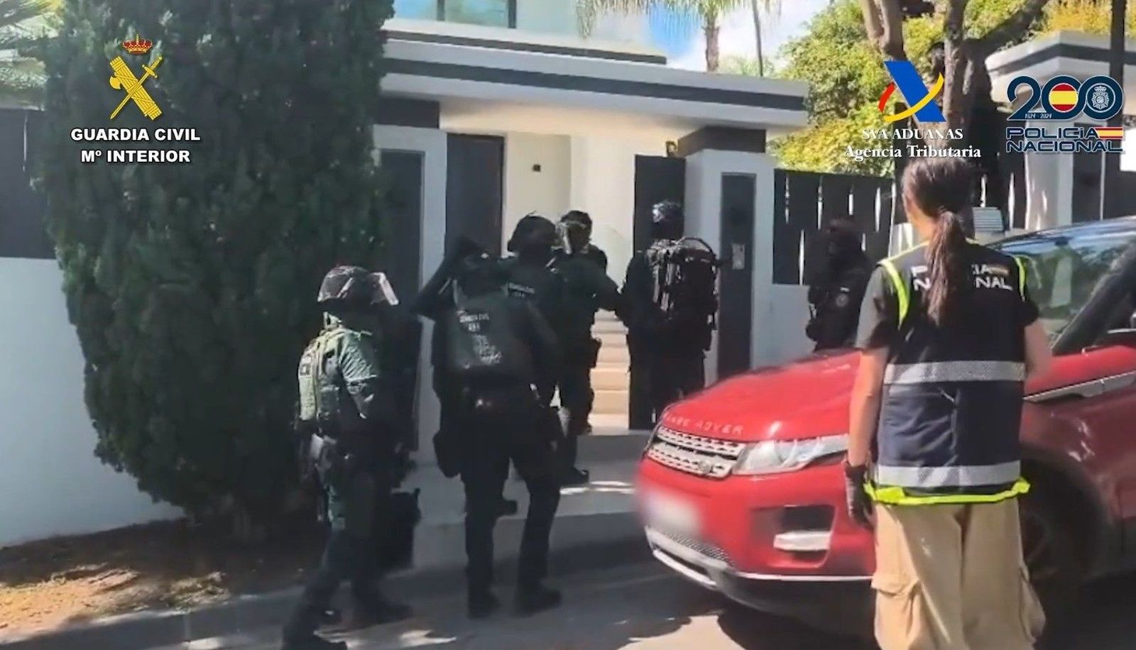 Guardias civiles durante la operación.