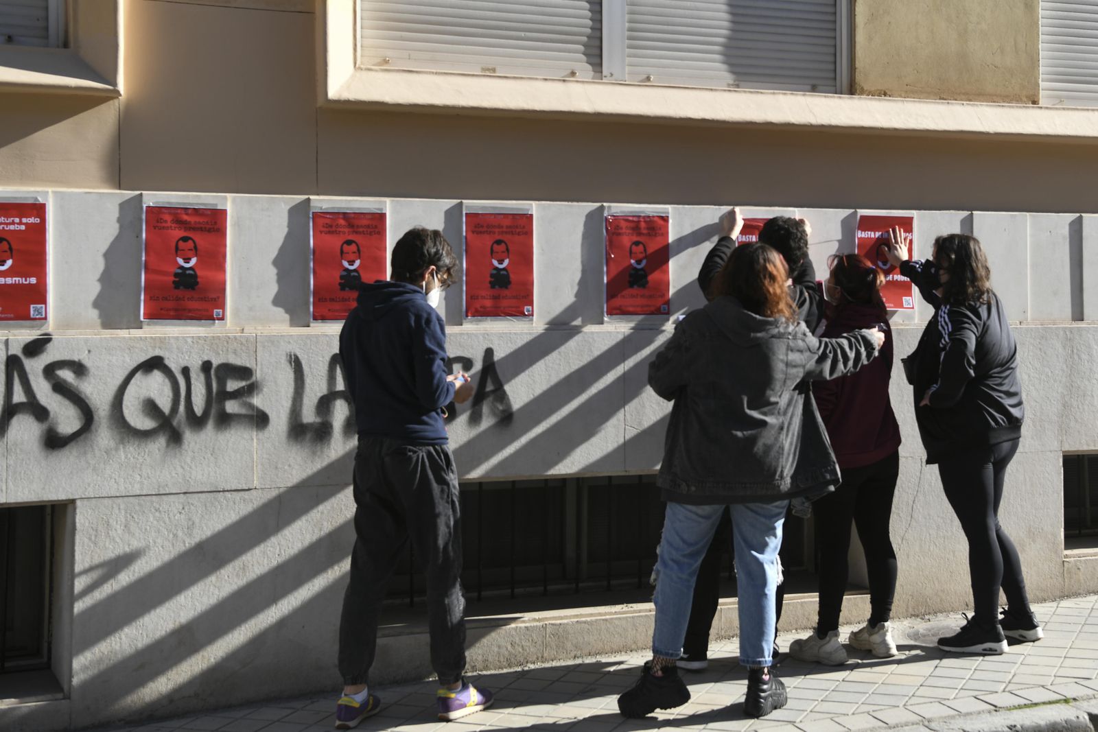 Sentada y pegada de carteles contra la "mala praxis" de un profesor de la UGR