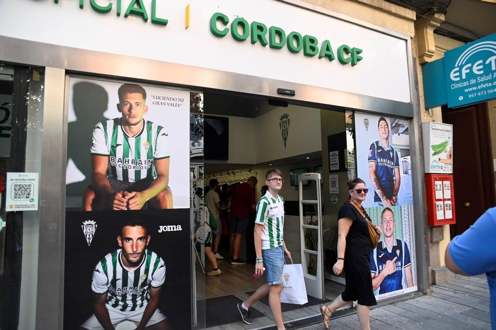 Las mejores fotos del primer día de venta de las nuevas camisetas del Córdoba CF