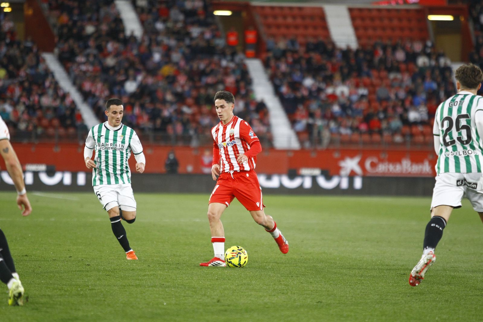 Sergio Arribas se dispone a realizar un pase durante un encuentro en el Estadio de los Juegos Mediterráneos.