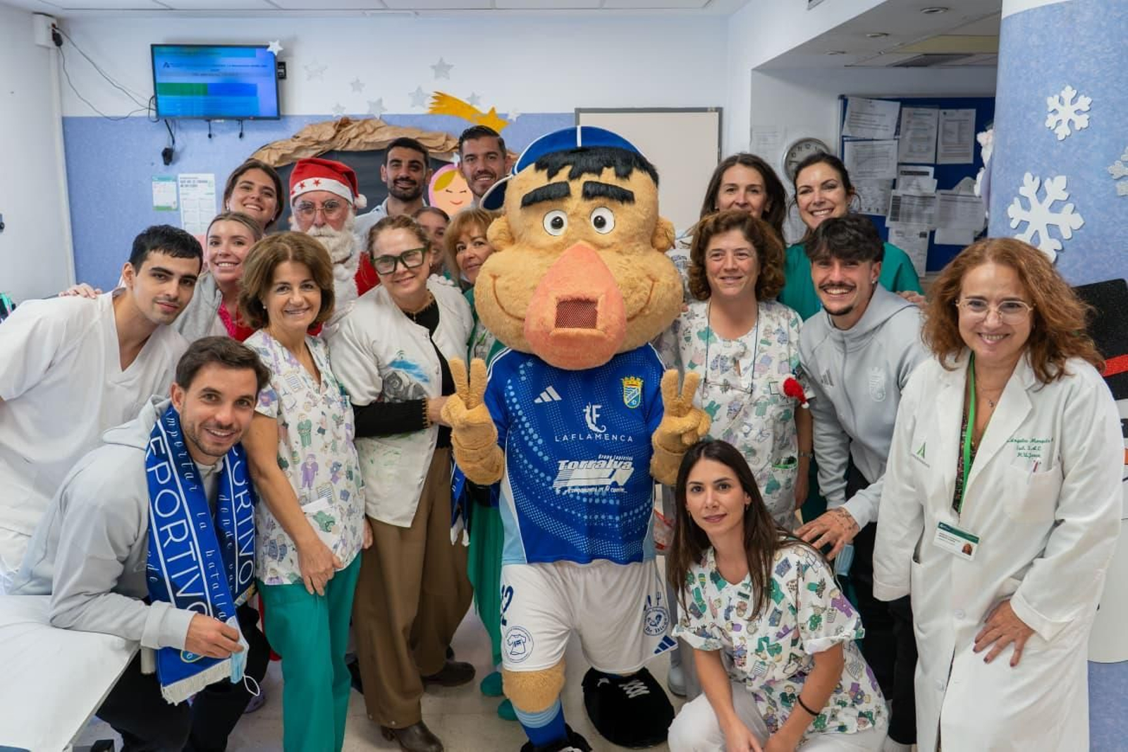 Jugadores del Xerez, con personal sanitario del Hospital de Jerez y Quillo, la mascota azulina.