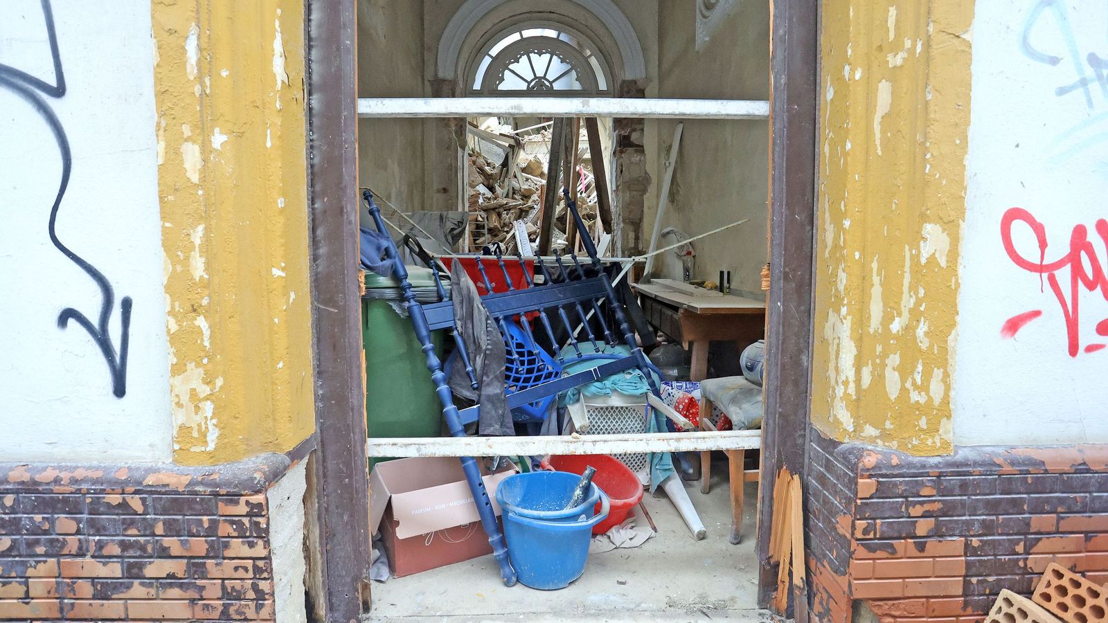 Imágenes del derrumbe en una casa okupada en Jerez