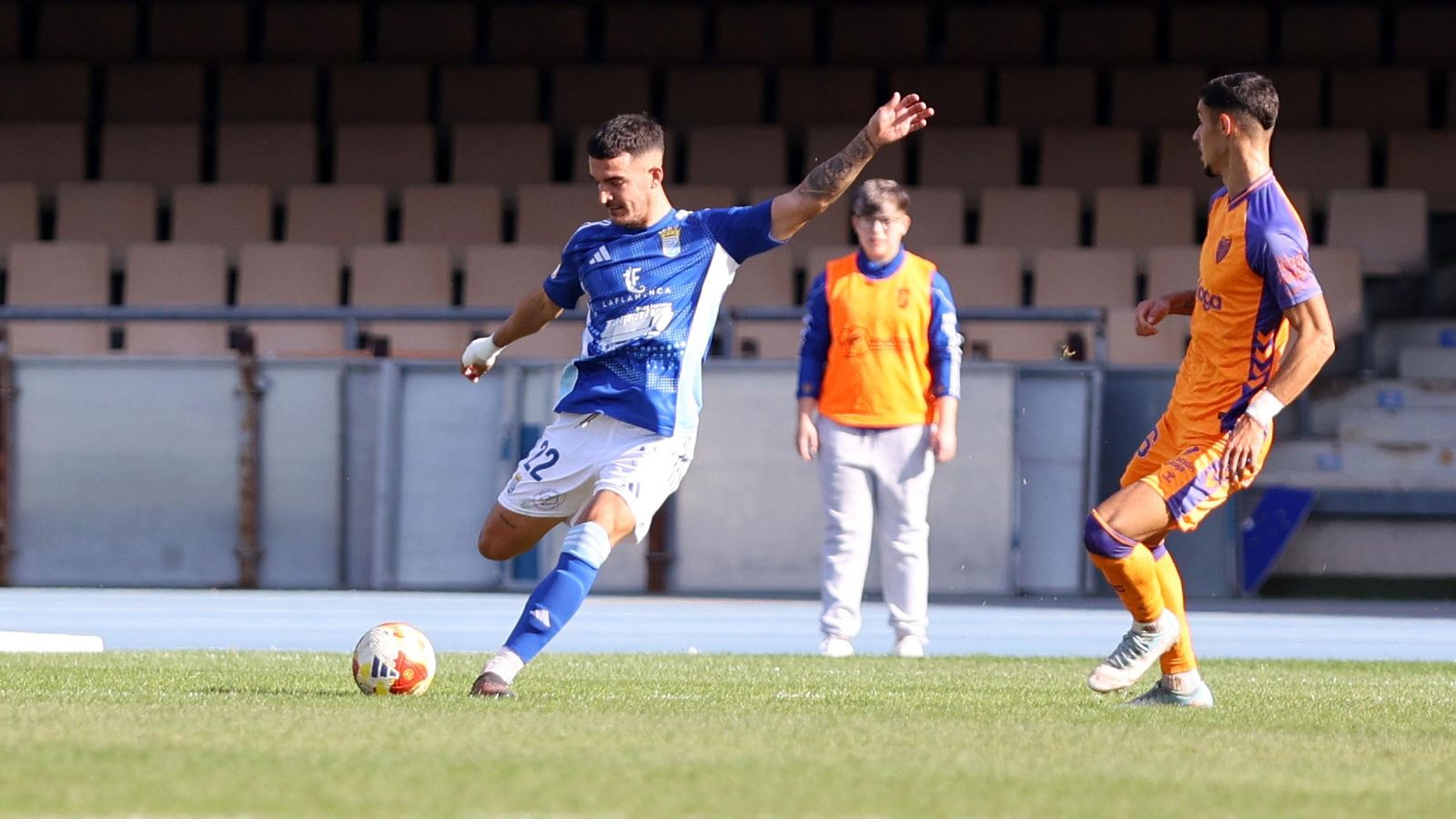Guille Campos se dispone a golpear el balón en Chapín este domingo en presencia de Sarria.