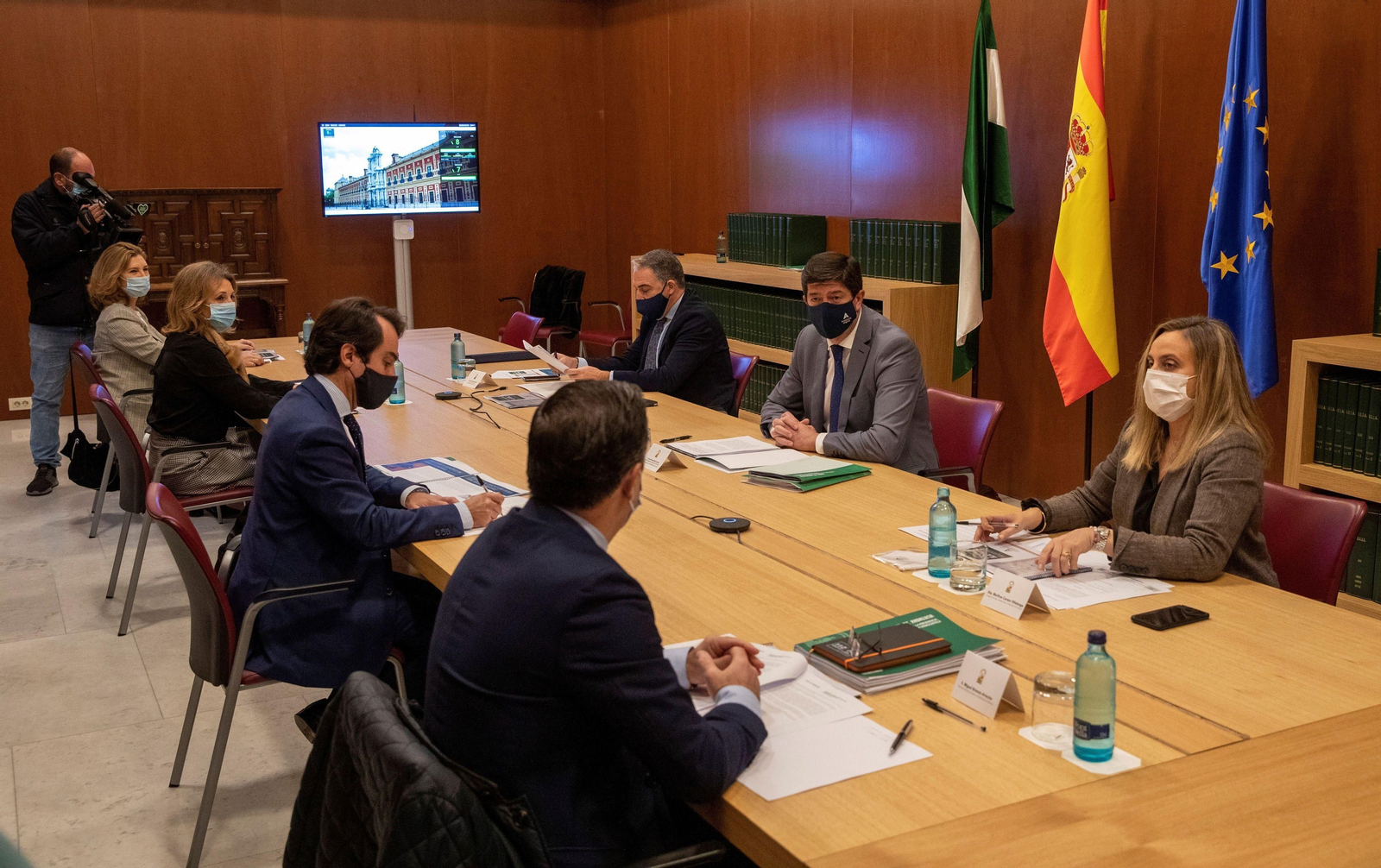 Elías Bendodo, Juan Marín y Marifrán Carazo, en San Telmo en la puesta en marcha del grupo de trabajo contra la okupacion