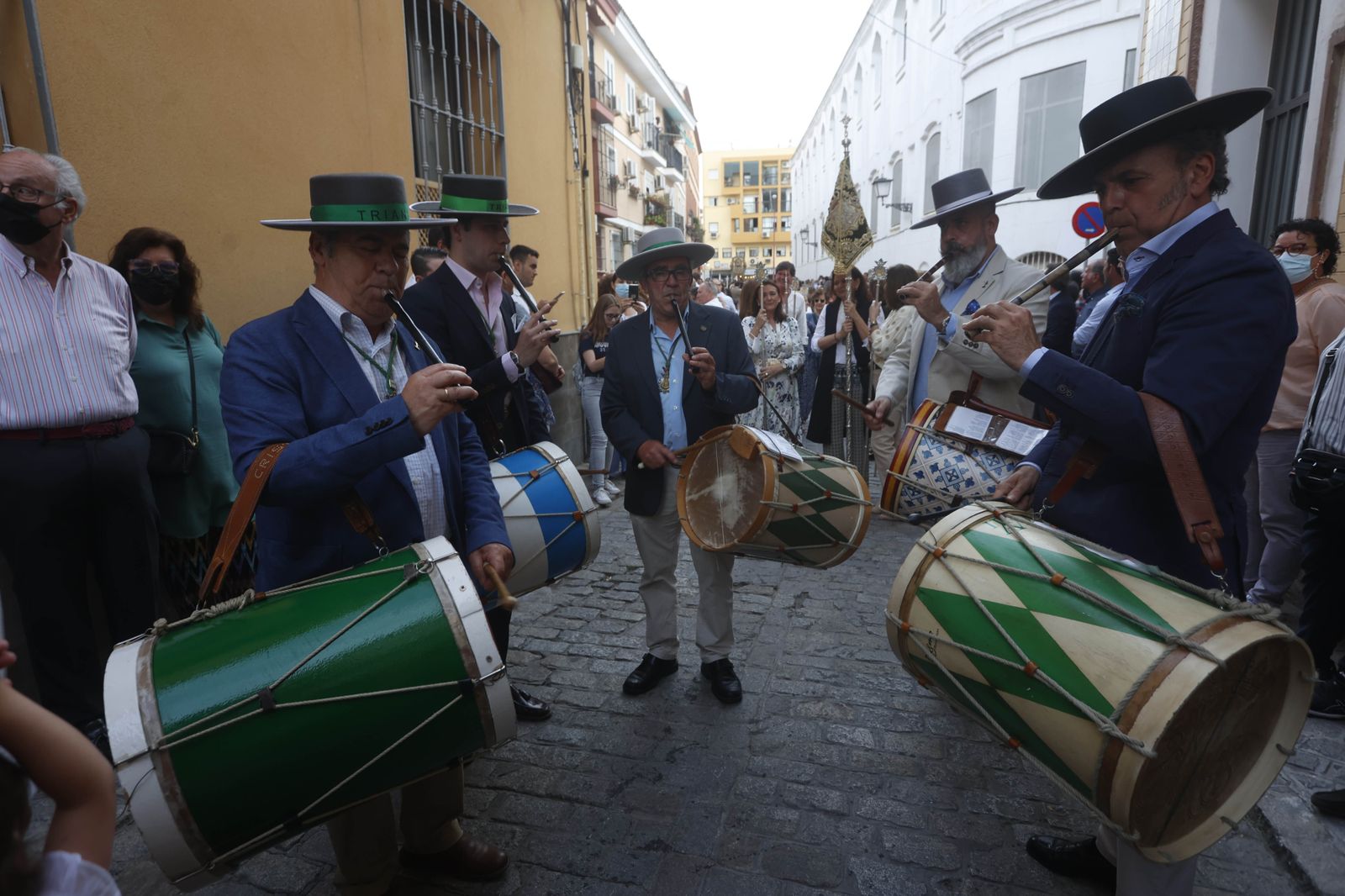 Imágenes del traslado del Simpecado de la Hermandad del Rocío de Triana