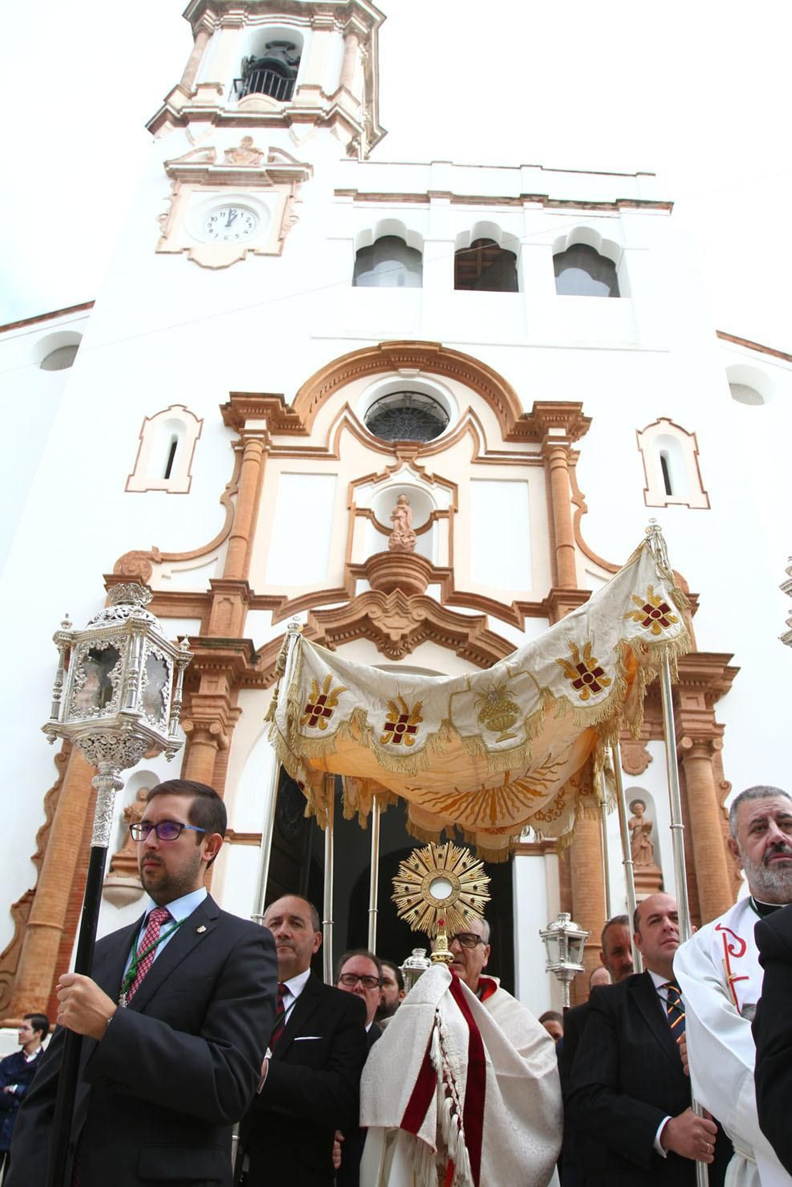 Procesión Solemne  de la Hermandad de La Vera Cruz, con el Santísimo Sacramento.
