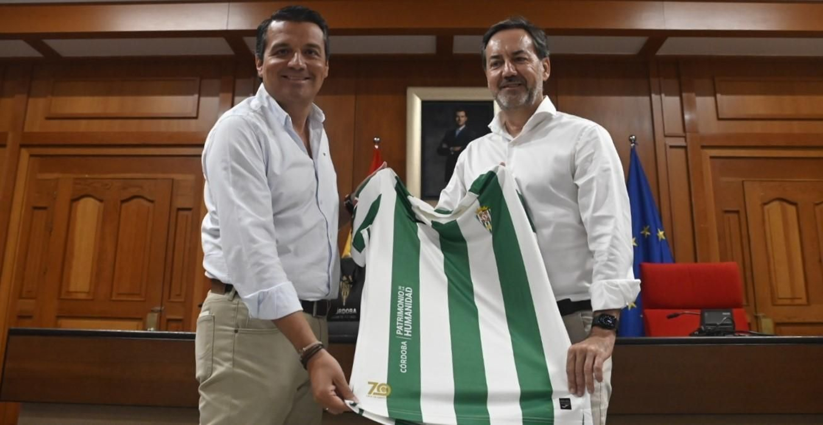 El alcalde de Córdoba CF, José María Bellido, y el CEO del Córdoba CF, Antonio Fernández Monterrubio, muestran la camiseta del club blanquiverde.