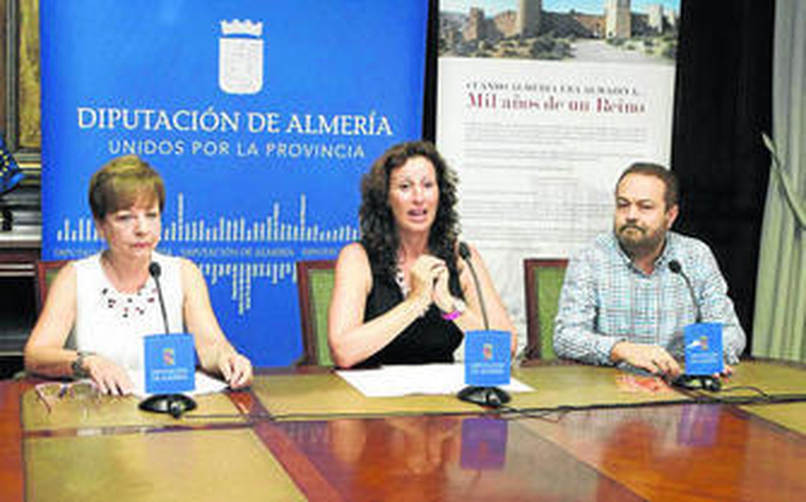 La diputada de Cultura, María Vázquez con María Teresa Pérez, presidenta de la Asociación Amigos de la Alcazaba y el arqueólogo, Lorenzo Cara.