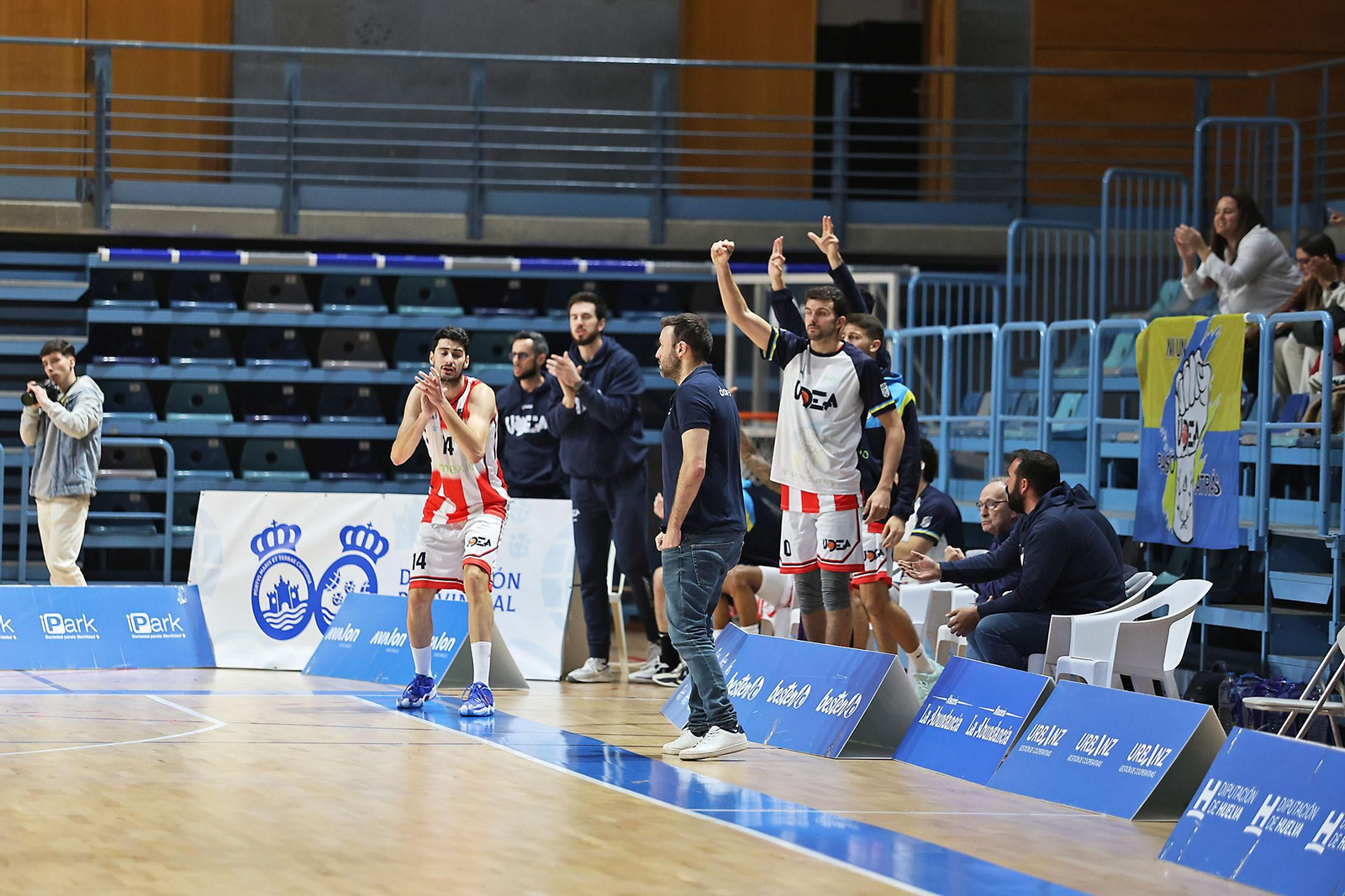 Imágenes del encuentro de baloncesto entre el Ciudad de Huelva y el Damex UDEA Algeciras