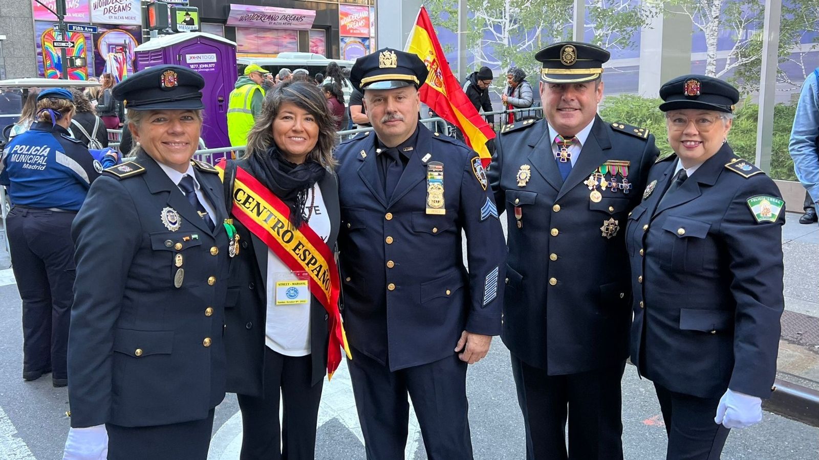 Lola Tejero, primera por la izquierda, posa con la fotógrafa jerezana María Higuero, un policía de Nueva York, un policía nacional español y la policía jerezana Mari Luz Rojo.