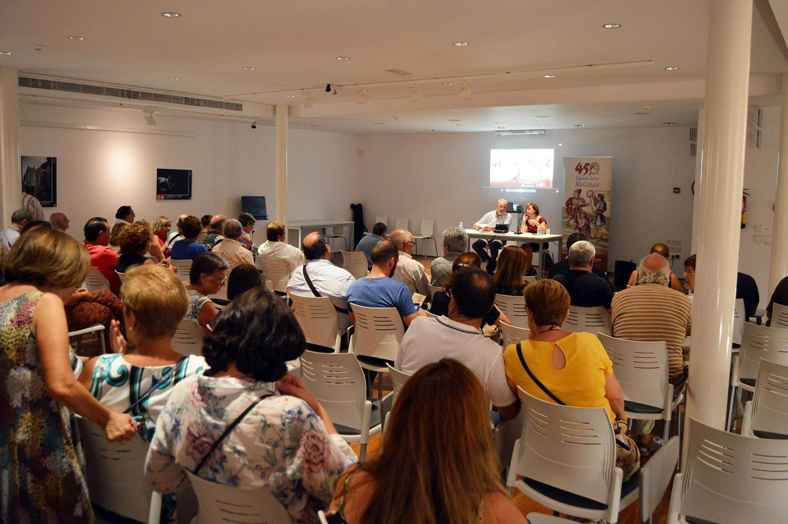 Justo Pageo acompañado de María Teresa Pérez durante su conferencia.