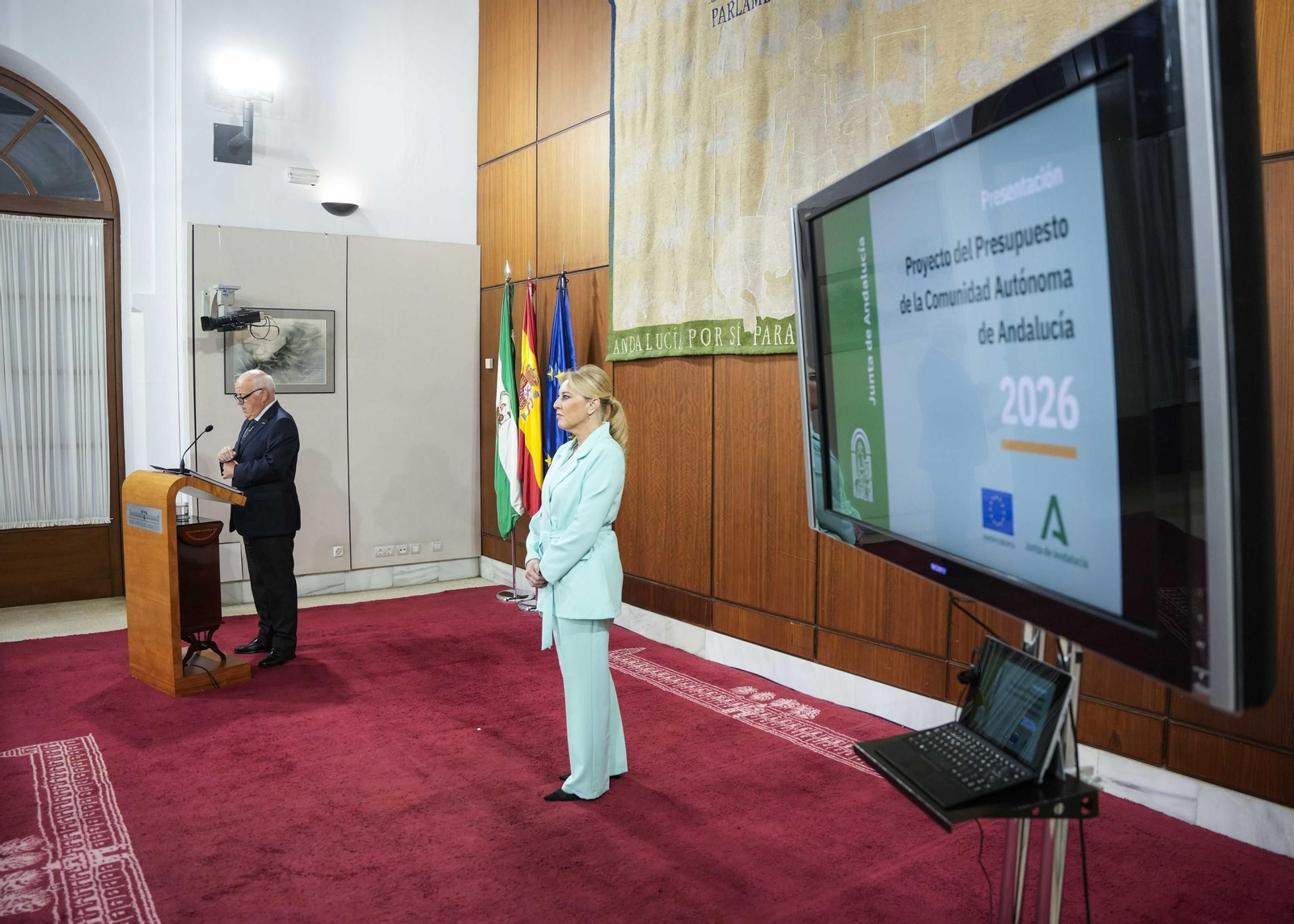 La consejera de Hacienda, Carolina España, en el acto de entrega del proyecto de ley del Presupuesto andaluz para 2026 en el Parlamento.