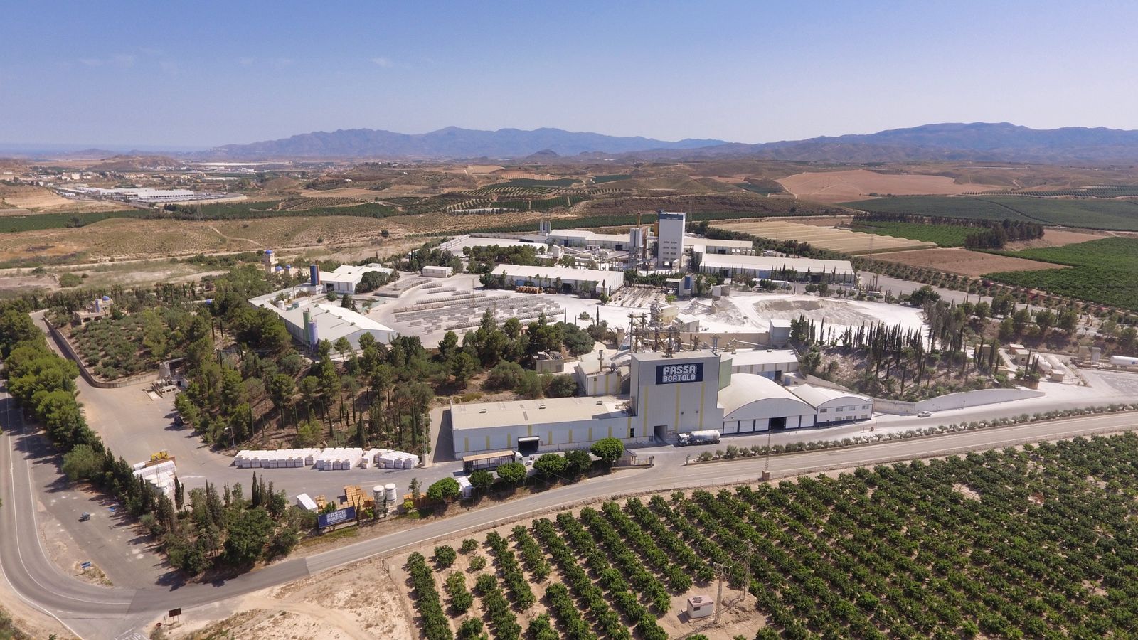 Foto general de la entrada de Fassa Bortolo, junto a la Autovía del Mediterráneo en el término municipal de Antas.