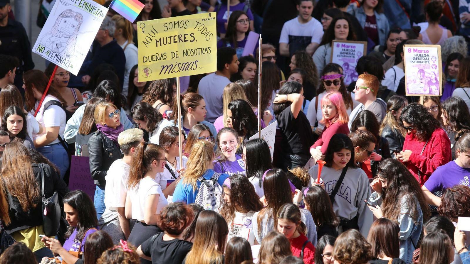 Manifestantes esta mañana en la calle Larios.