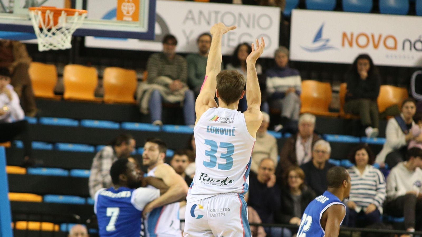 El jugador del Menorca Lukovic lanza sin oposición.