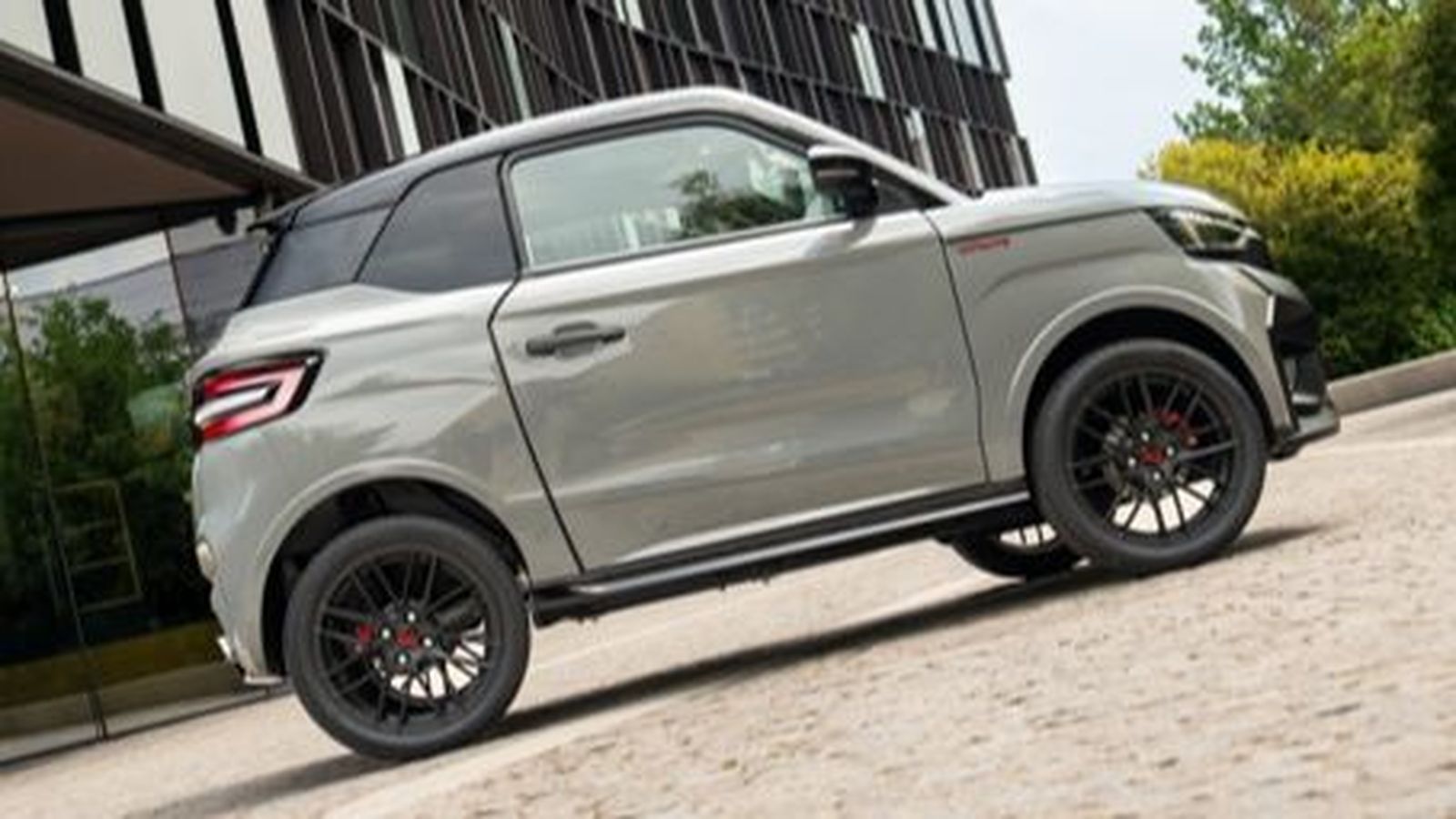 Por sus dimensiones y sistemas de propulsión eléctricos, estos Ligier JS50 son particularmente adecuados para el tráfico urbano.