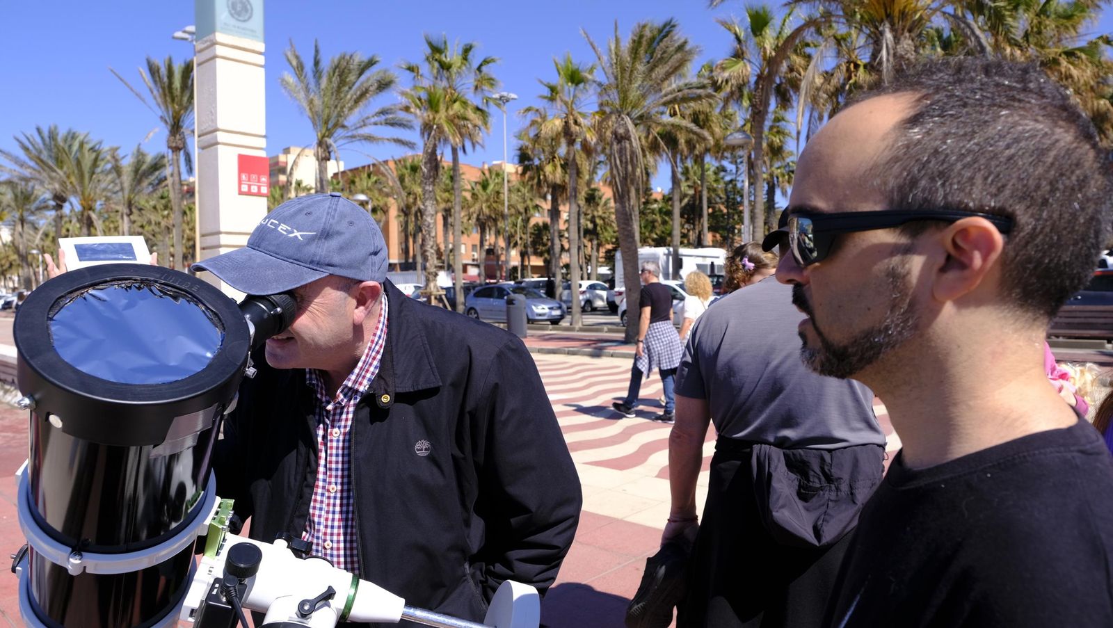Almería observa el eclipse solar desde el Paseo Marítimo, en imágenes