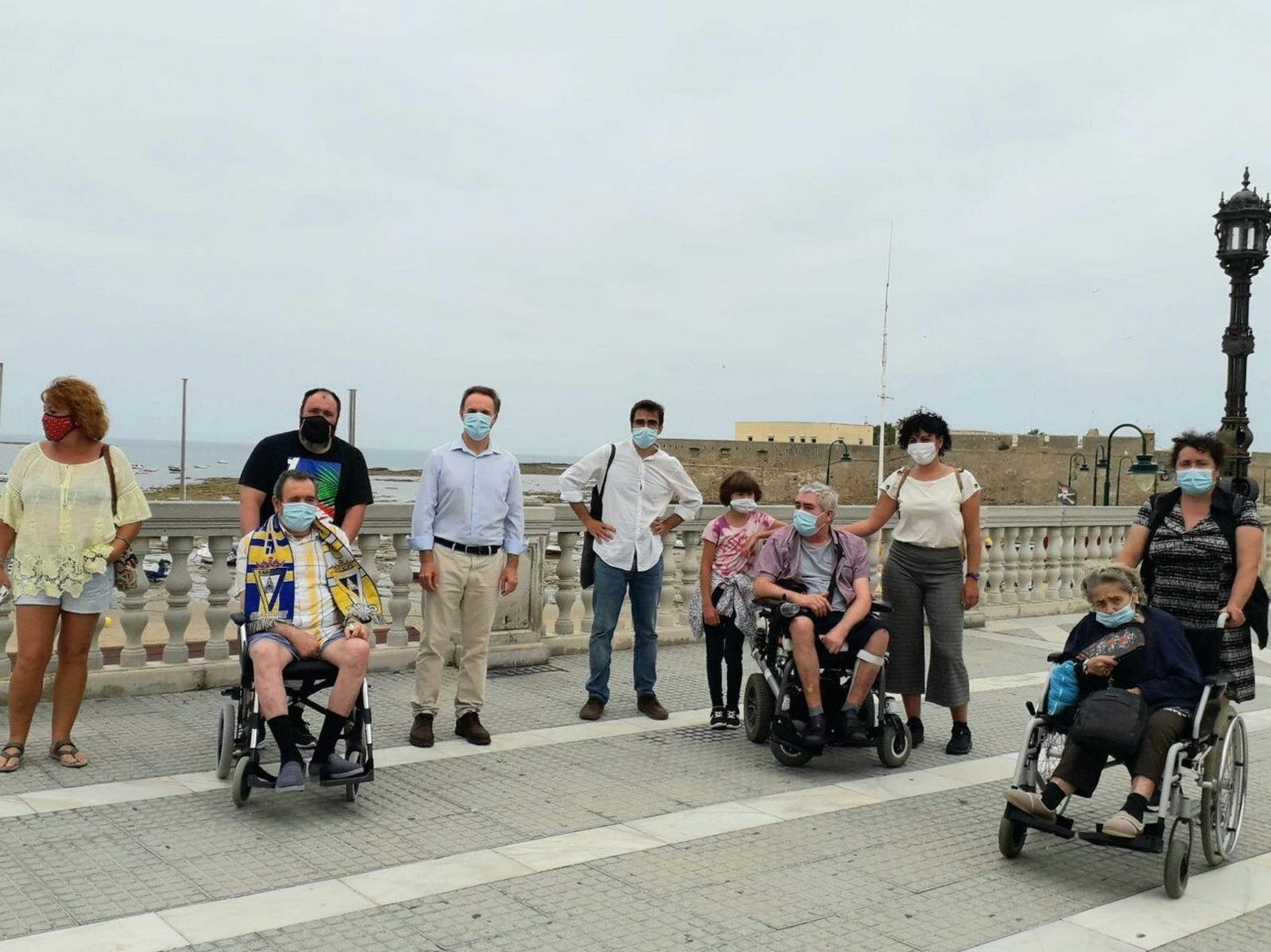 Usuarios de paseo en La Caleta.