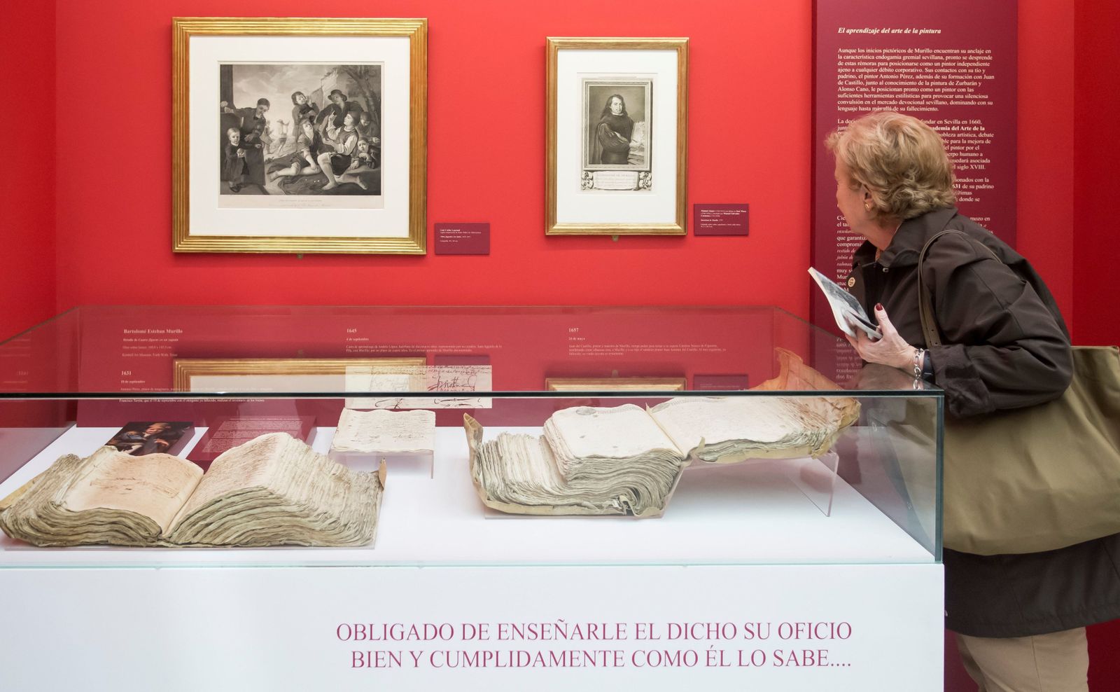 Una visitante contempla parte del material expuesto en el Archivo Histórico.