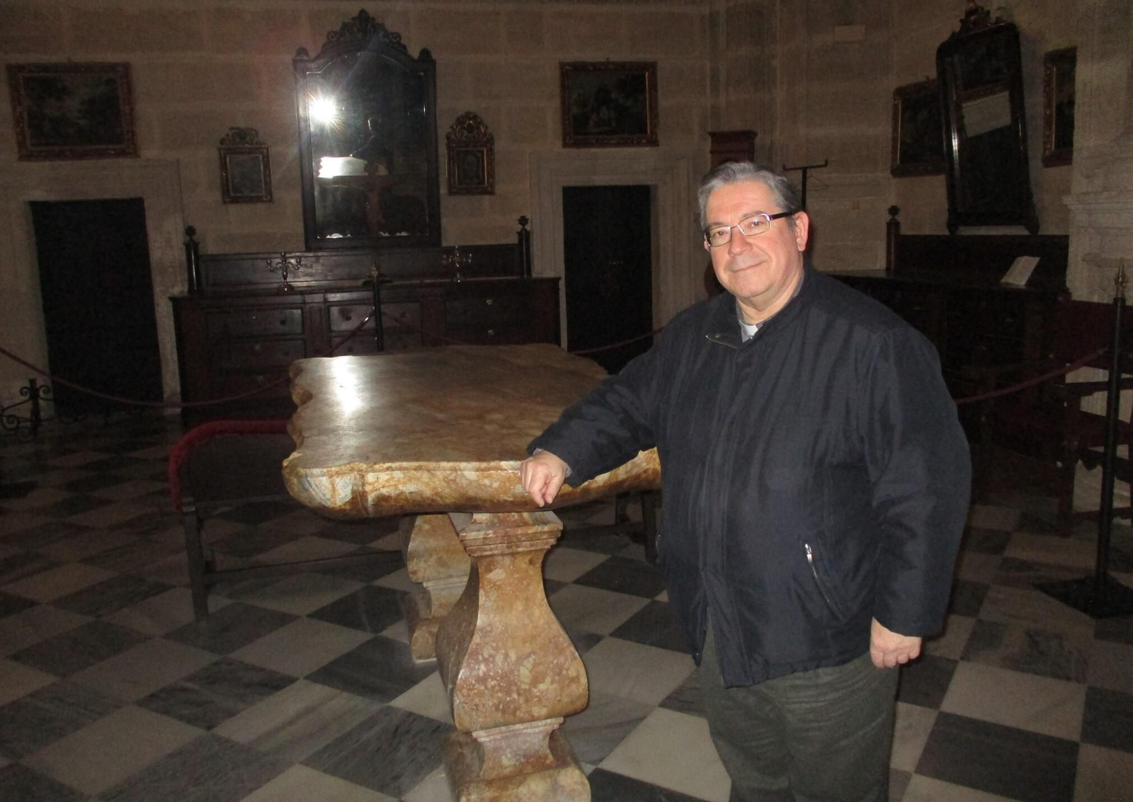 Francisco Escámez, Archivero de la Catedral, en la sacristía del templo catedralicio.