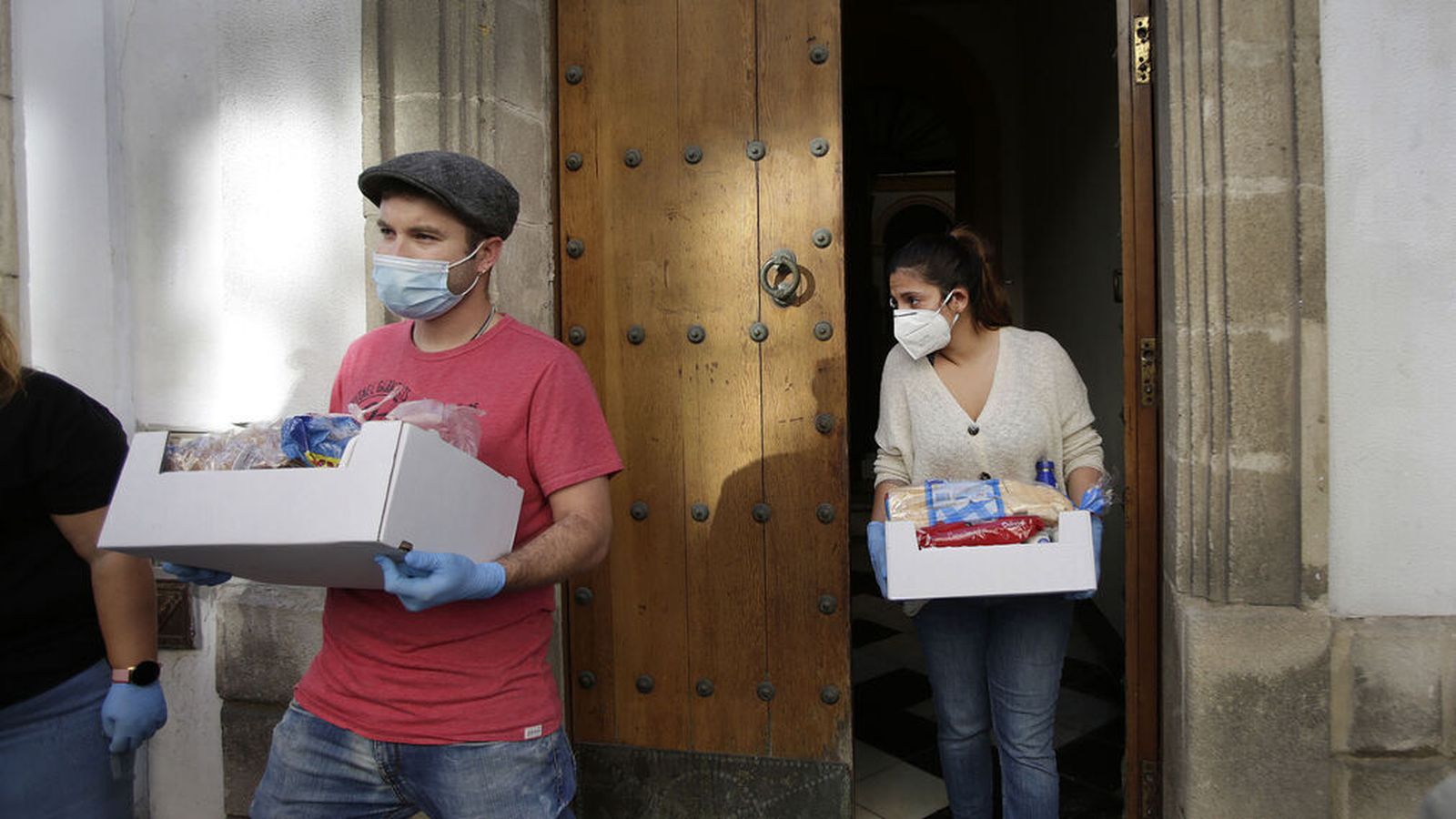 Dos de los voluntarios de Los invisibles, trabajando durante el confinamiento.