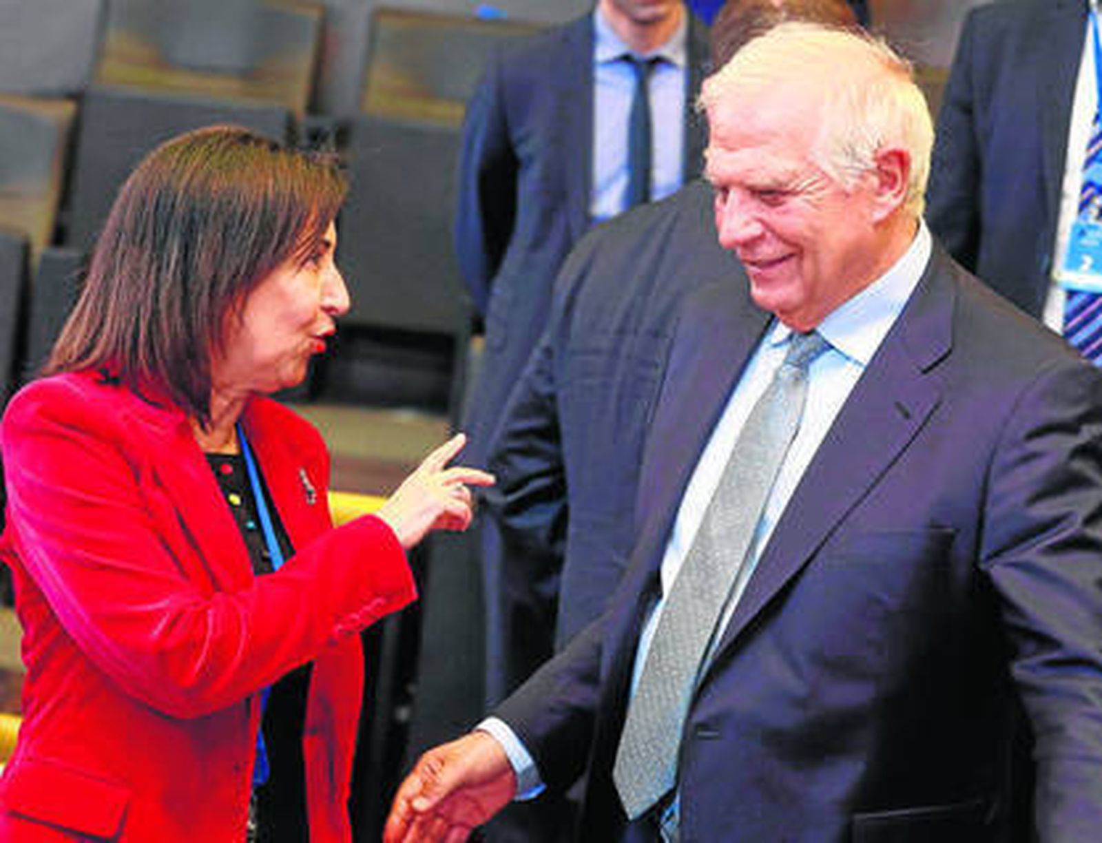 La ministra de Defensa, Margarita Robles, con el responsable de política de la UE, Josep Borrell.