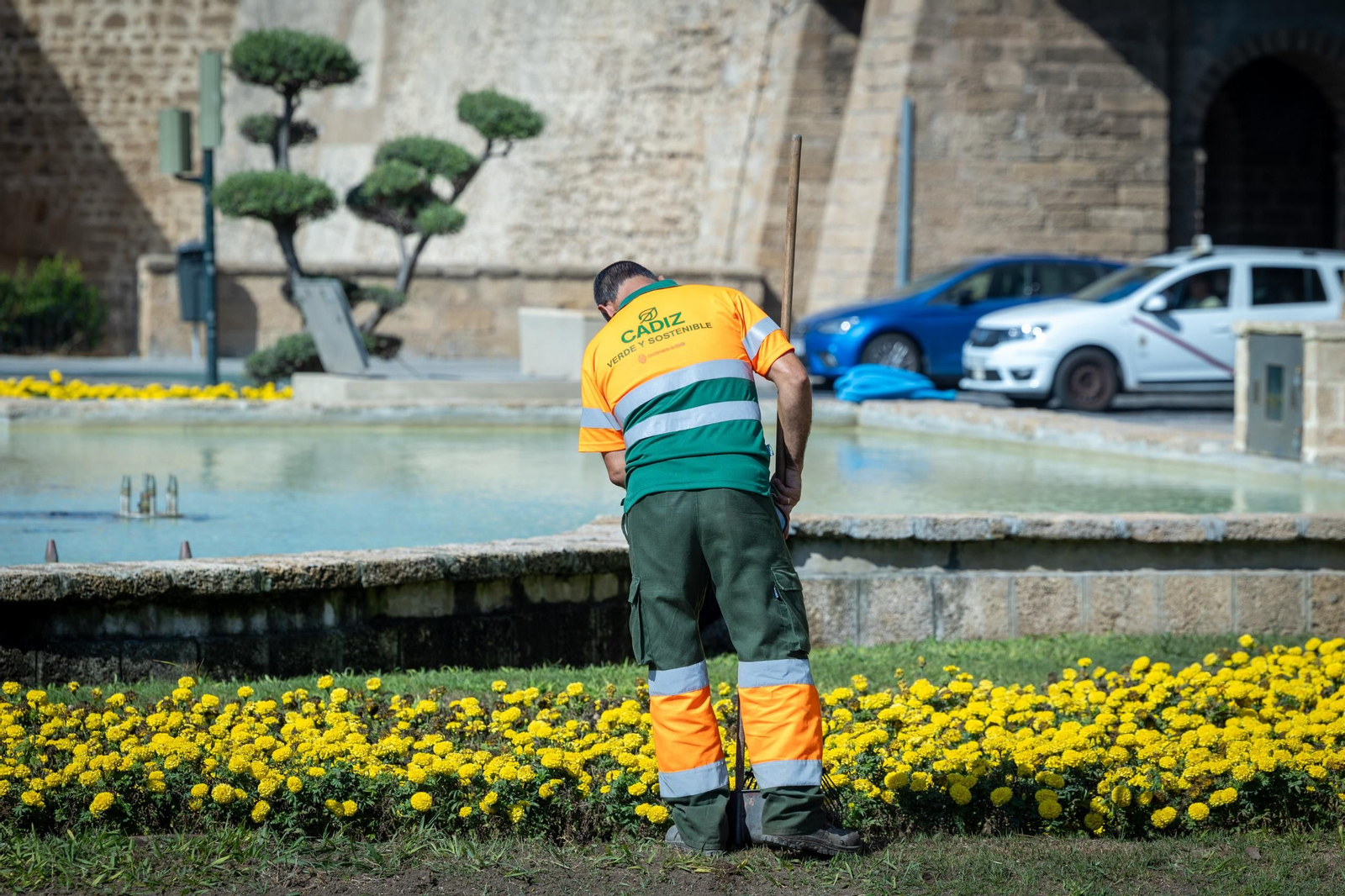 Un operario de Parques y Jardines, que ha empezado ya a trabajar bajo el nuevo contrato.