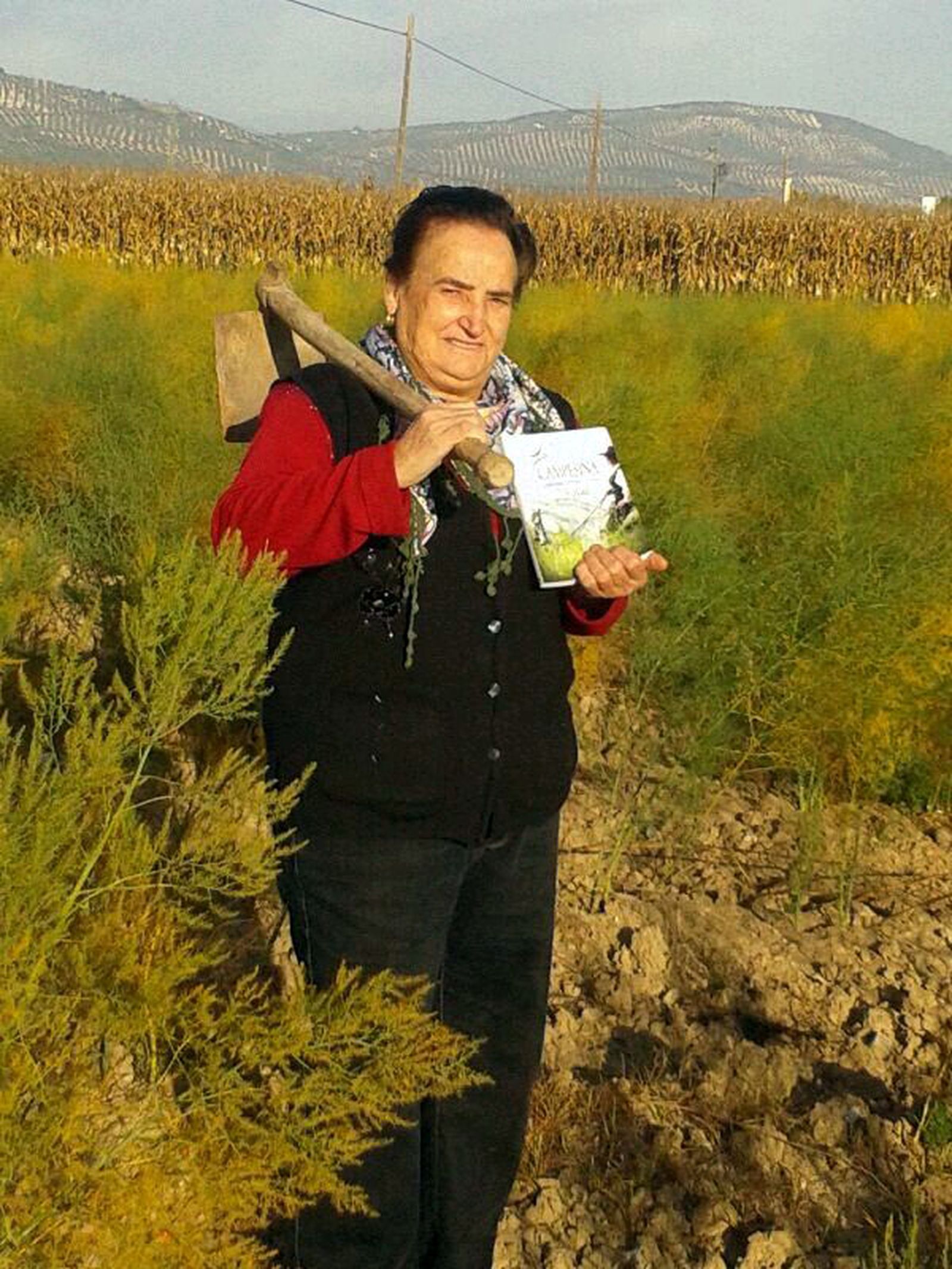 La Tilli, de no saber leer ni escribir a publicar su cuarto libro de poesía