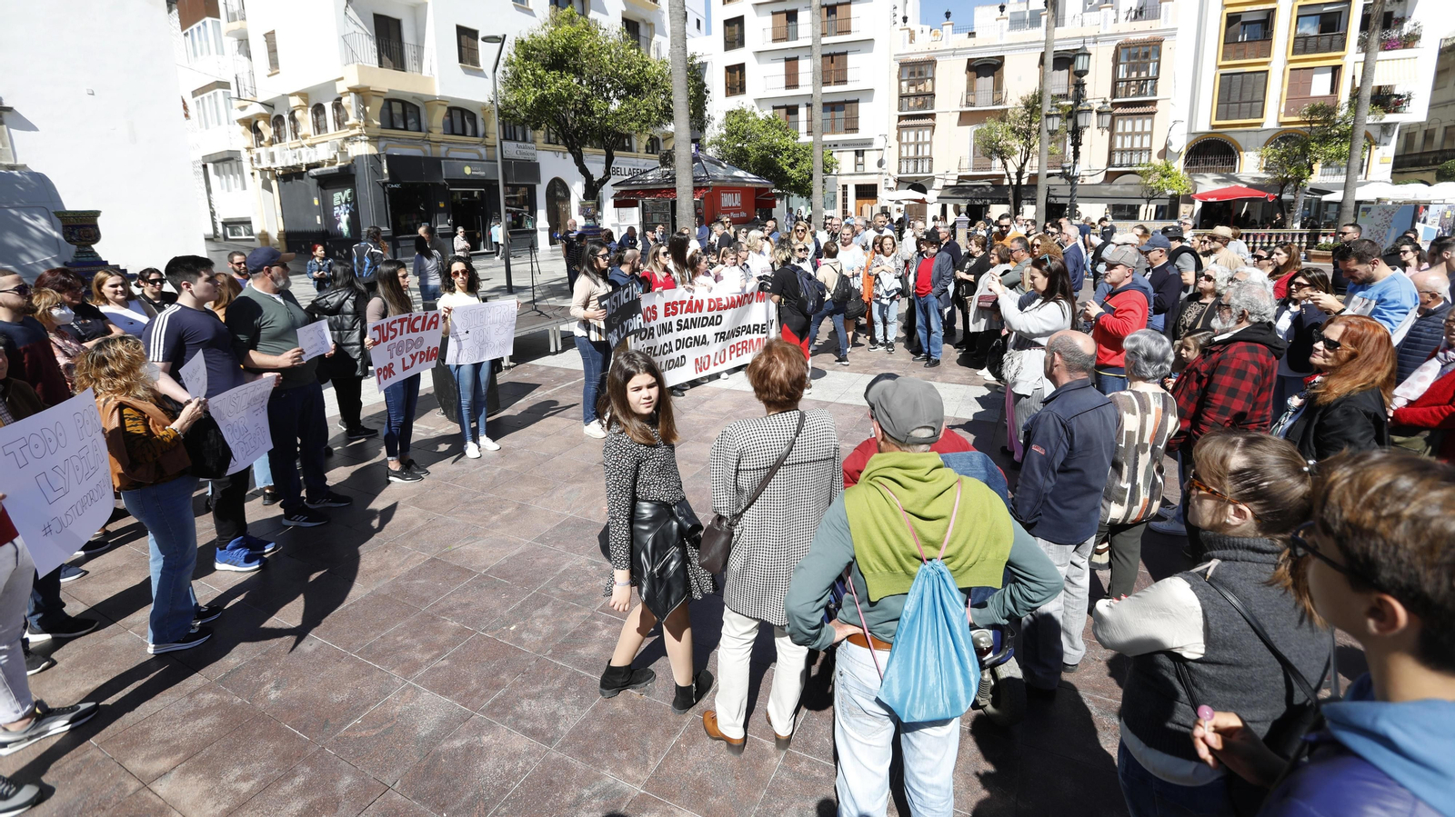 Las fotos de la concentración por la muerte de Lydia,  la niña nacida de forma prematura