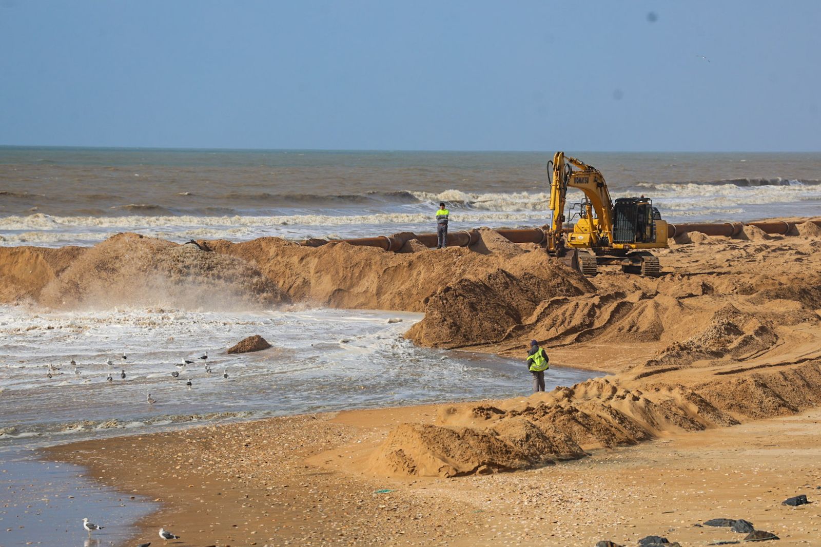 Fotografías del aporte de arena a la playa de Matalascañas