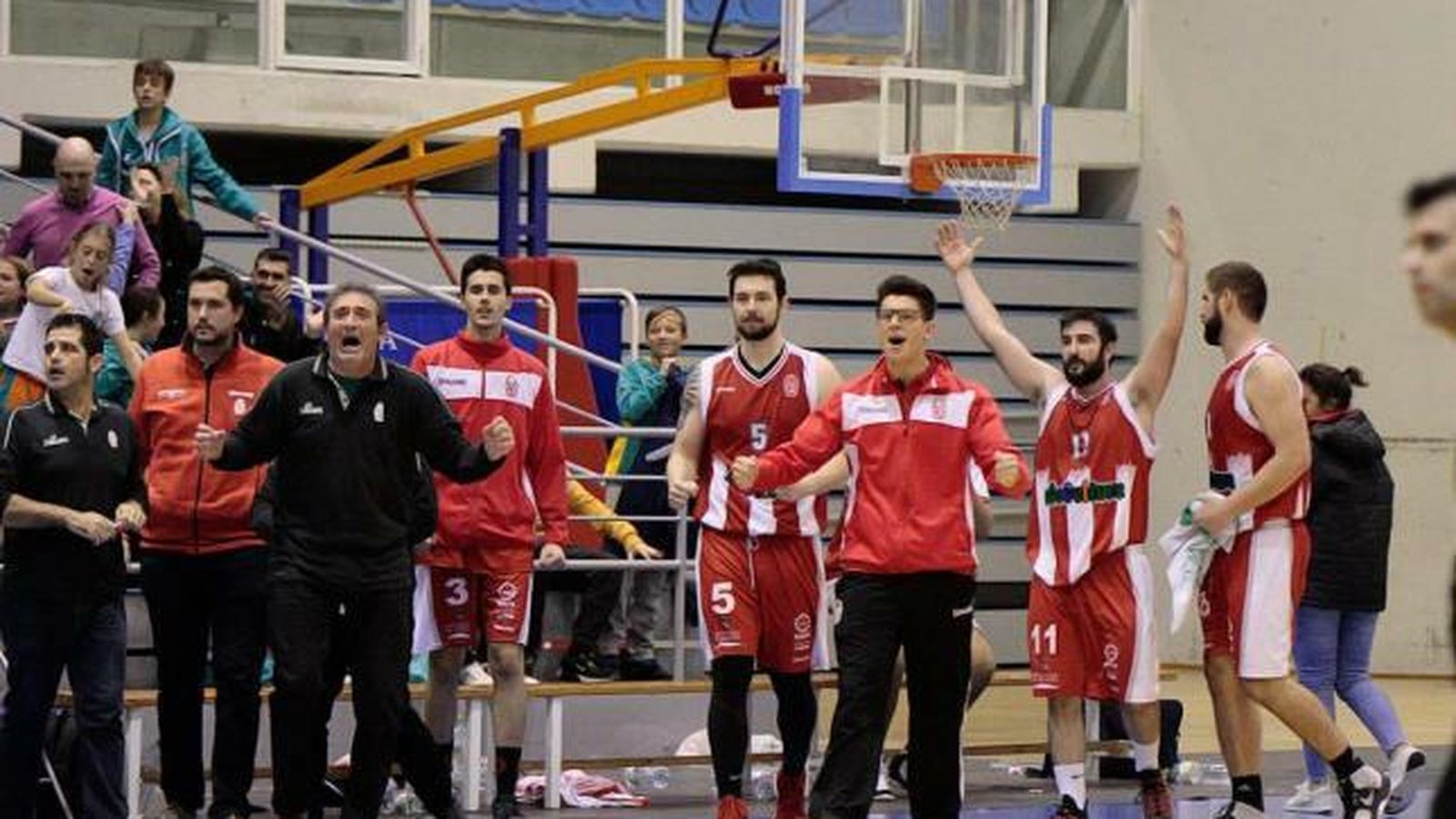 Jose Gonzalez, segundo por la izquierda, celebra una victoria durante su etapa de ayudante de Raúl Fernández