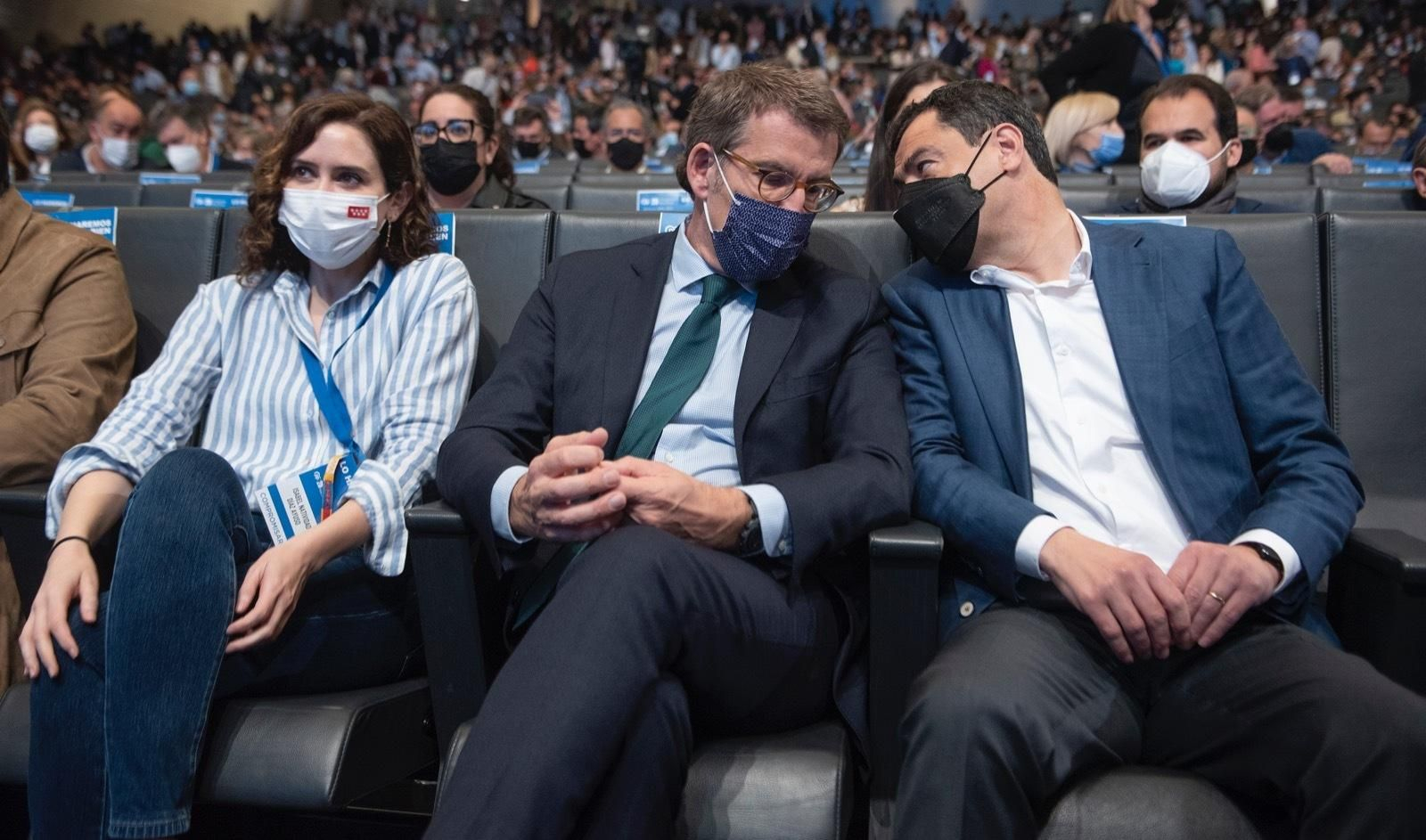 Juanma Moreno y Alberto Núñez Feijóo hablan con gran complicidad junto a Isabel Díaz Ayuso, este sábado en Sevilla.