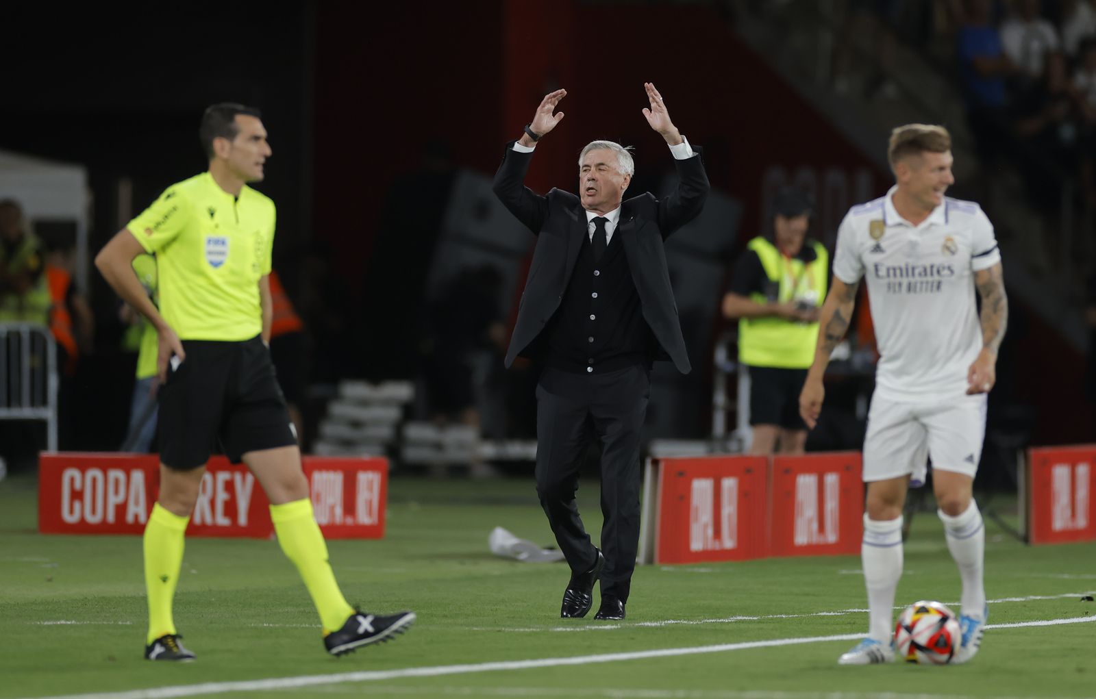 Ancelotti hace un gesto junto a Kroos.