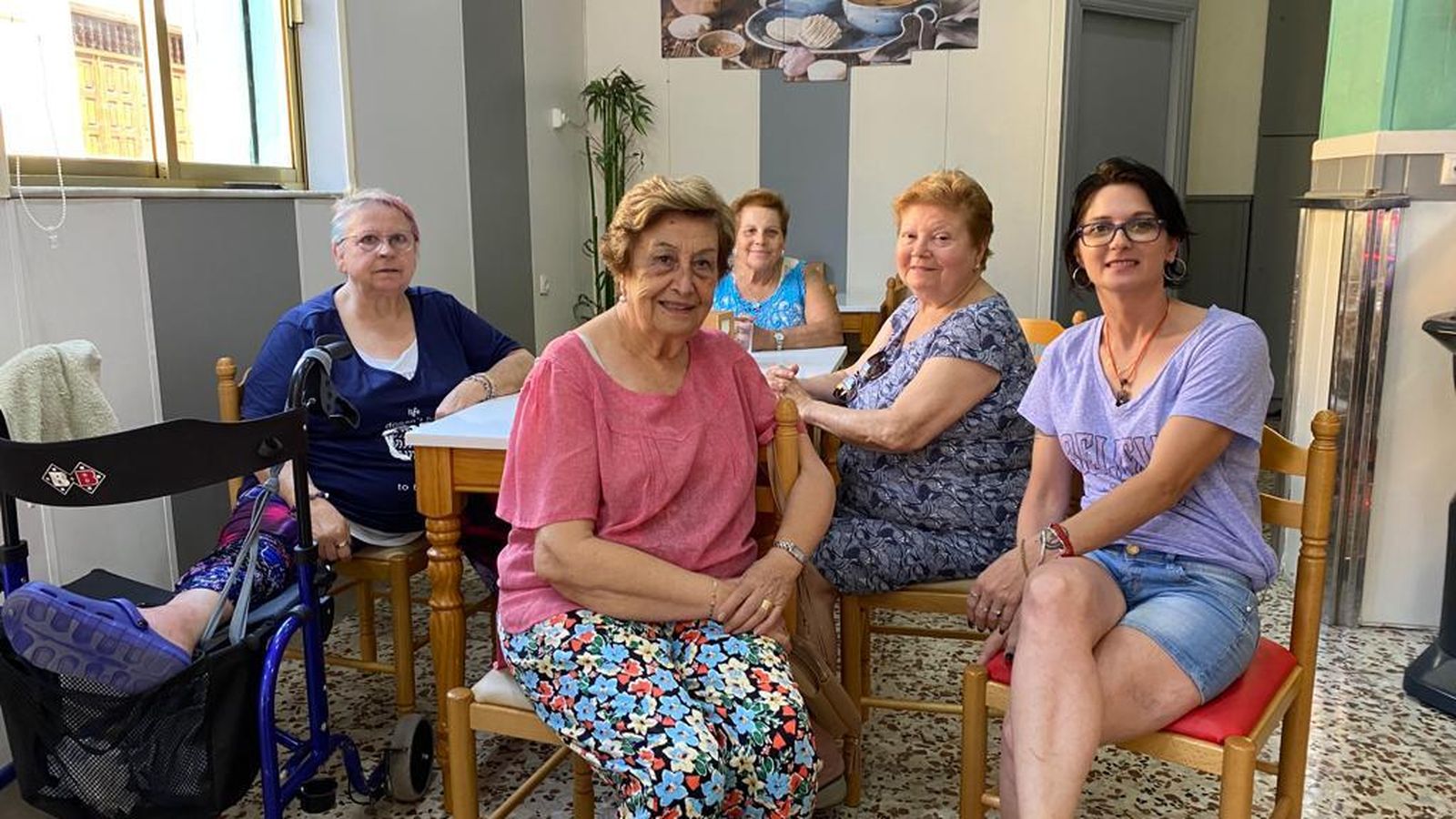 Helena junto a clientas habituales del bar