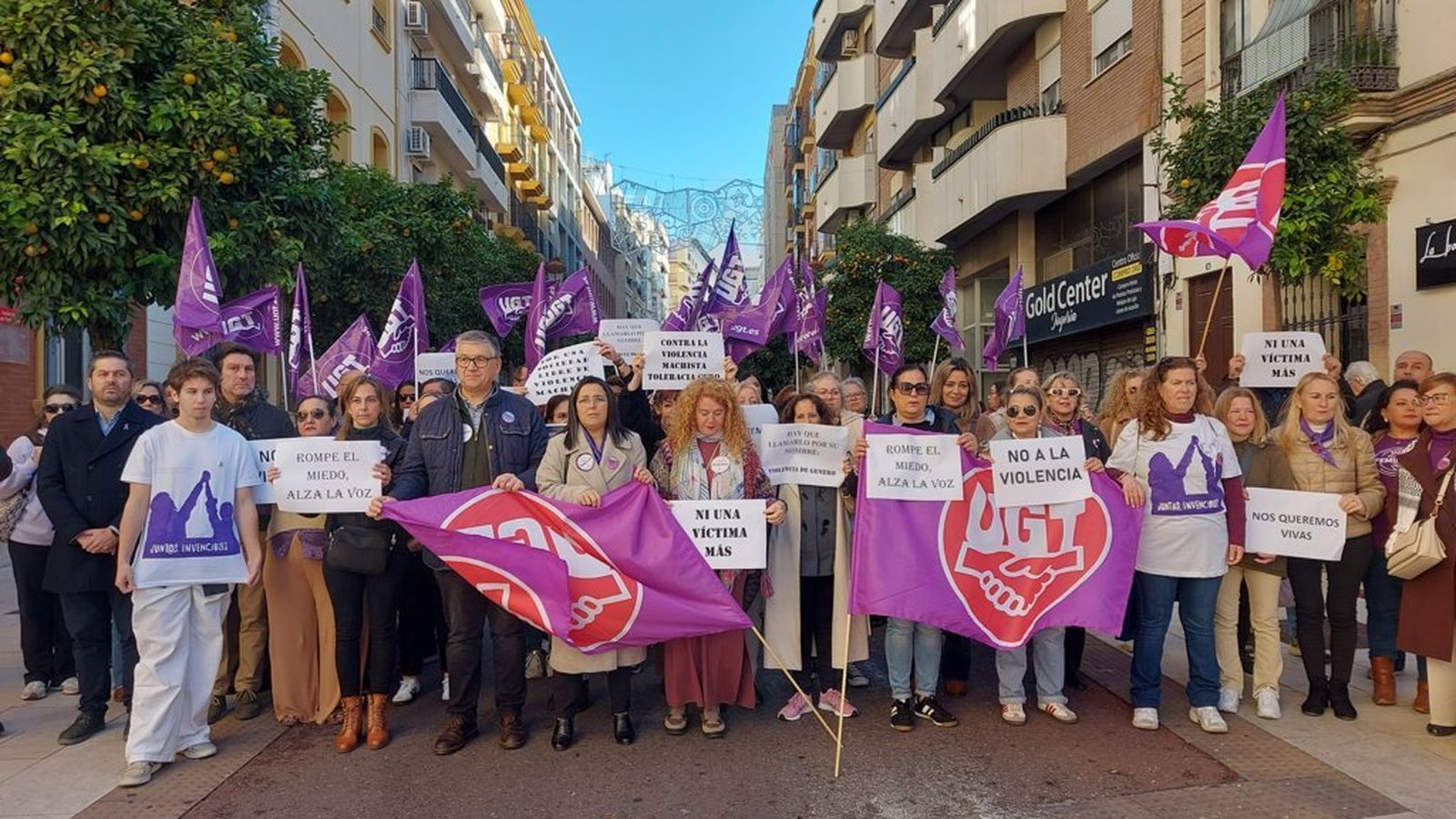 Concentración reivindicativa de UGT en la puerta de su sede en la capital.