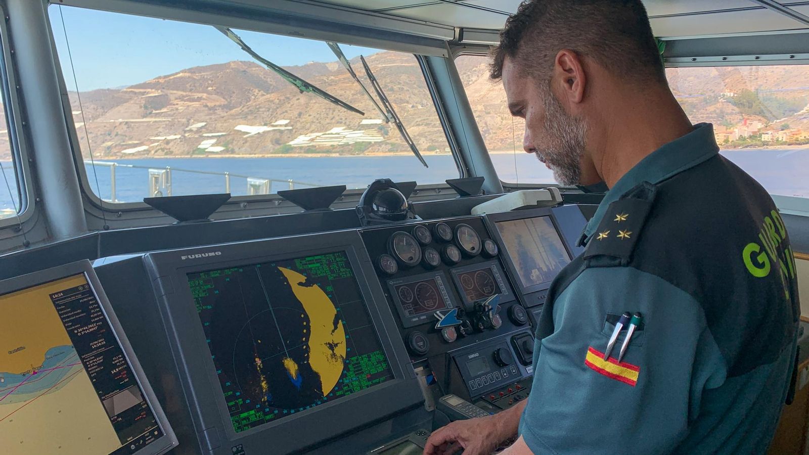 El capitán Óscar Perea revisando el radar para comprobar que no hay nada extraño El capitán Óscar Perea revisando el radar para comprobar que no hay nada extraño