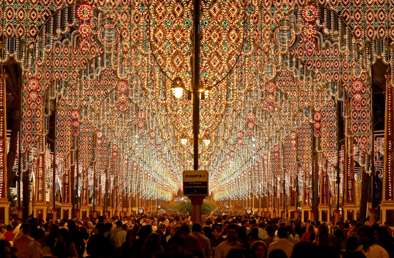 Imágenes del  alumbrado y ambiente en la Feria