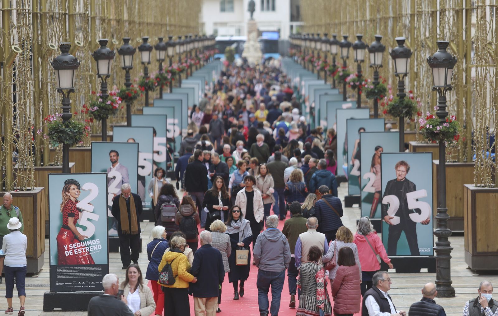 Transeúntes en calle Larios.