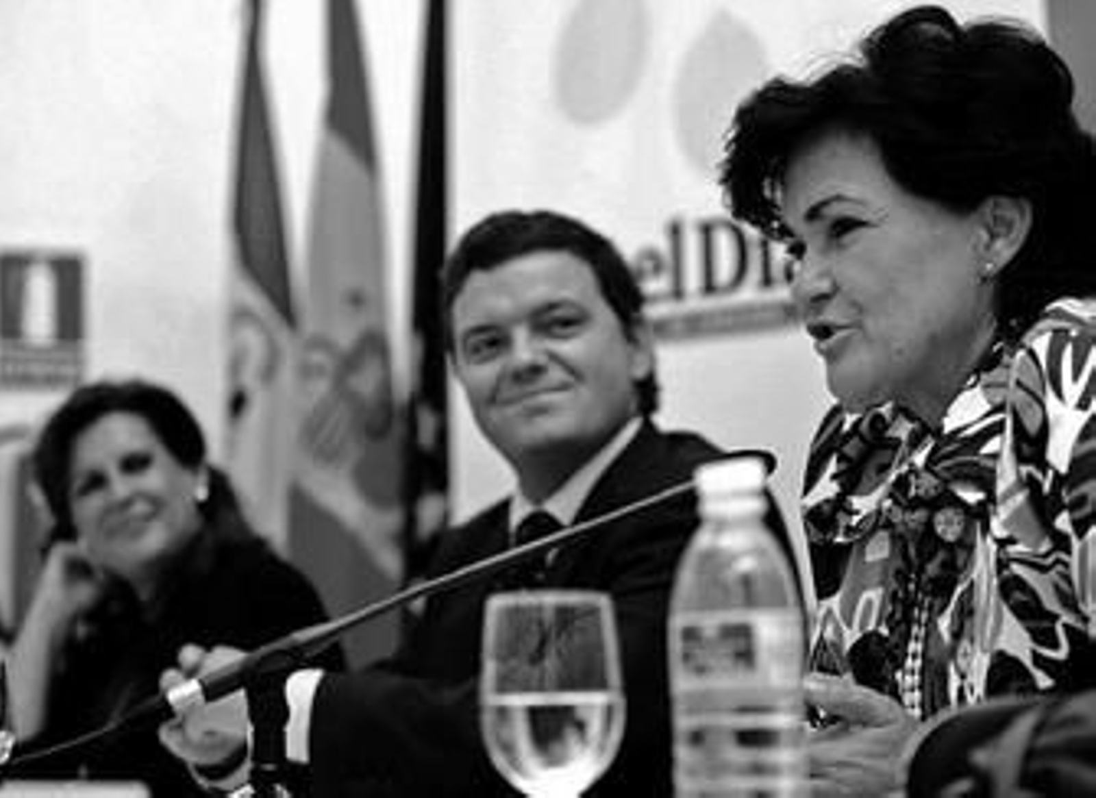 La consejera, Rosa Torres, y el director de 'El Día', Luis Pérez-Bustamante, escuchan a Carmen Calvo.