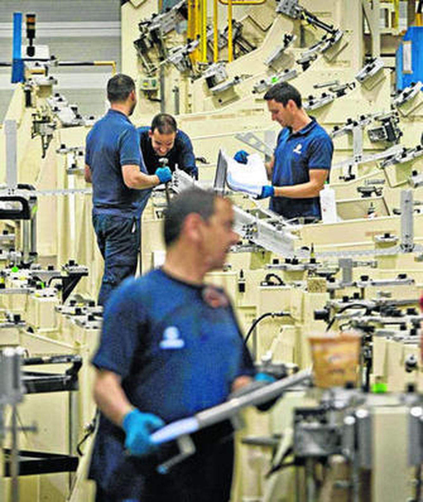 Varios empleados de Airbus Puerto Real, en el interior de la fábrica en una imagen de archivo.