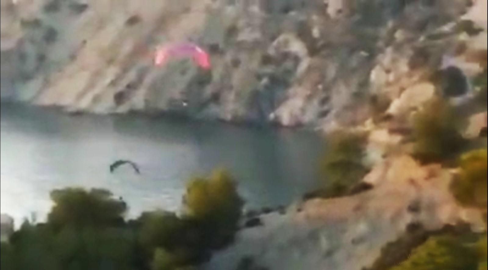 Imagen de uno de los parapentes a motor en la zona de los acantilados de Maro y Cerro Gordo.