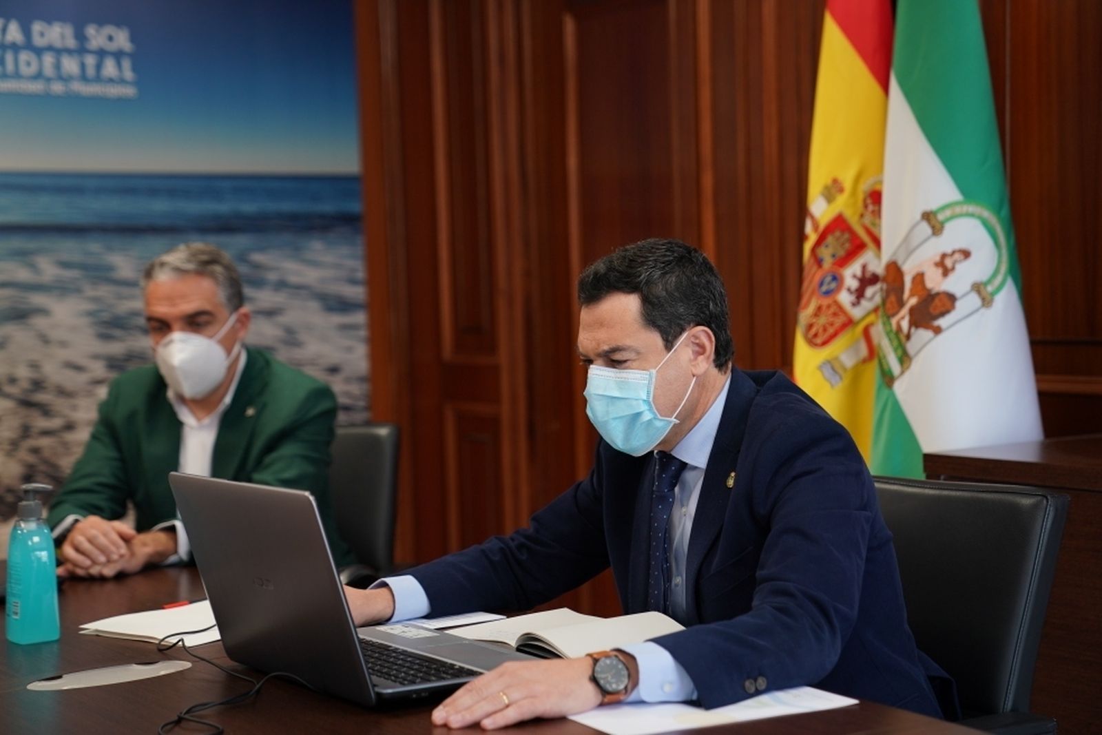 Elías Bendodo (izq.) y Juanma Moreno en la reunión mantenido hoy con alcaldes de la Costa del Sol.