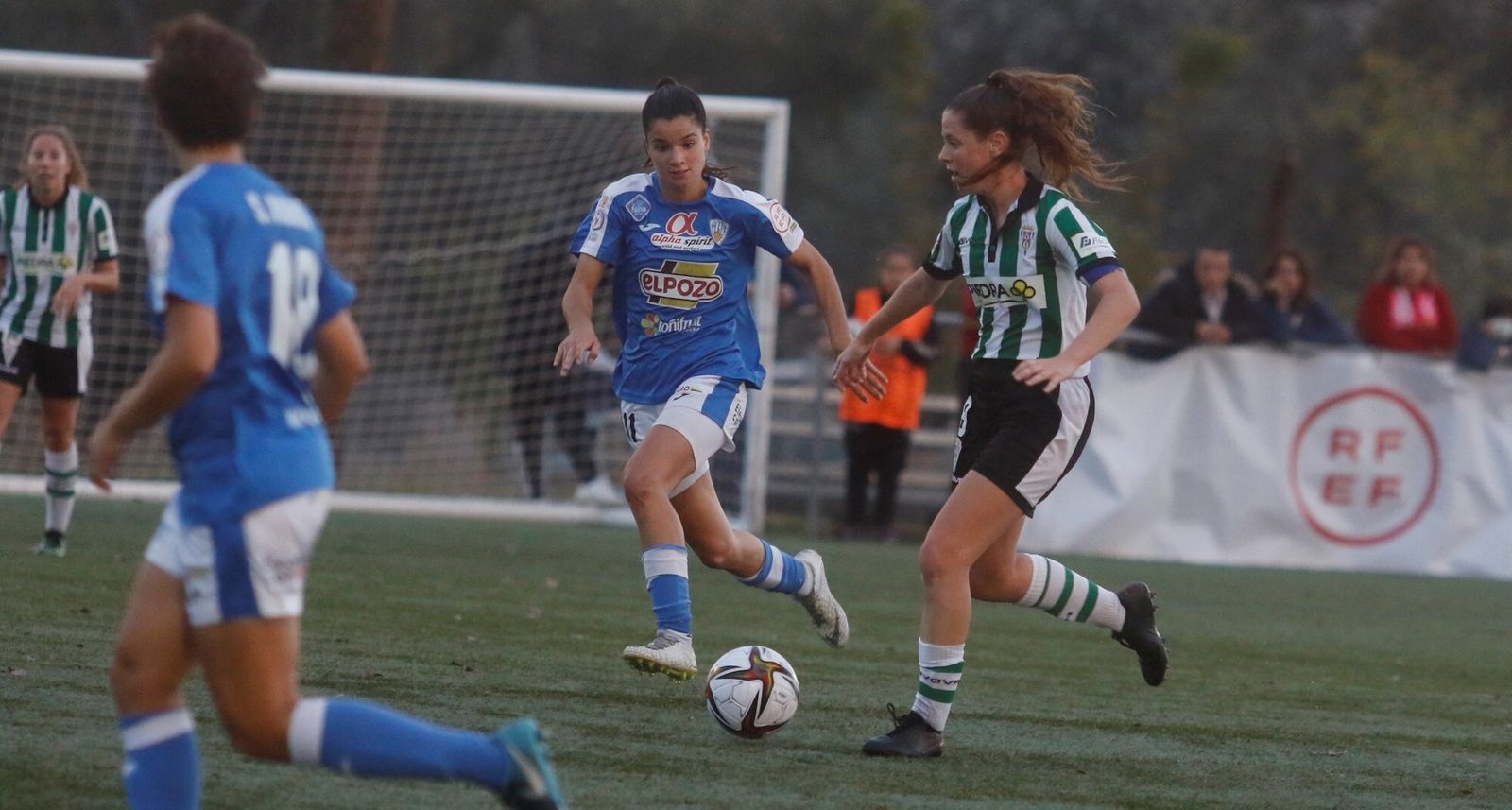 Encarni, autora del gol del Córdoba Femenino, conduce el balón en el duelo ante el Alhama.